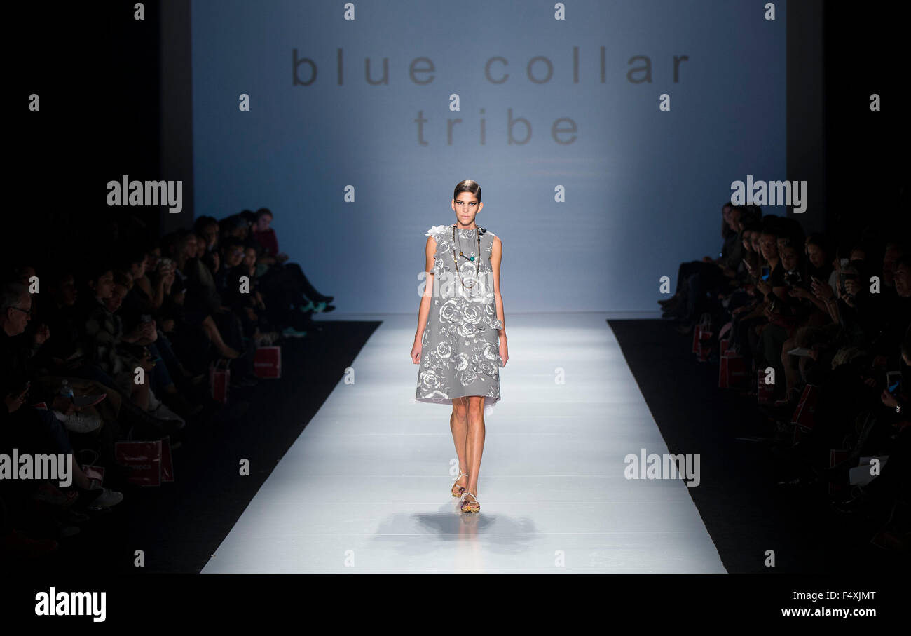 Toronto, Canada. 23 Ott, 2015. Un modello mostra una creazione da studente cinese Zhao Jing durante il mondo MasterCard Toronto Fashion Week Primavera/Estate 2016 presentando le opere di eccellente studenti di arti di moda da Seneca College, a Toronto, Canada, Ottobre 23, 2015. Credito: Zou Zheng/Xinhua/Alamy Live News Foto Stock