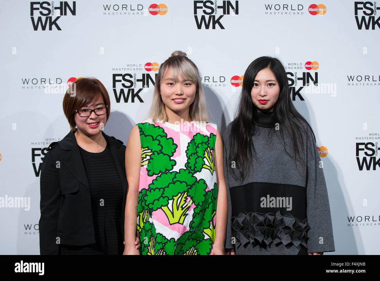 Toronto, Canada. 23 Ott, 2015. Studenti Cinesi Xu Jiaxin Zhao Jing e Ruby Tsai (da L a R) comportano per le foto durante il mondo MasterCard Toronto Fashion Week Primavera/Estate 2016 presentando le opere di eccellente studenti di arti di moda da Seneca College, a Toronto, Canada, Ottobre 23, 2015. Credito: Zou Zheng/Xinhua/Alamy Live News Foto Stock