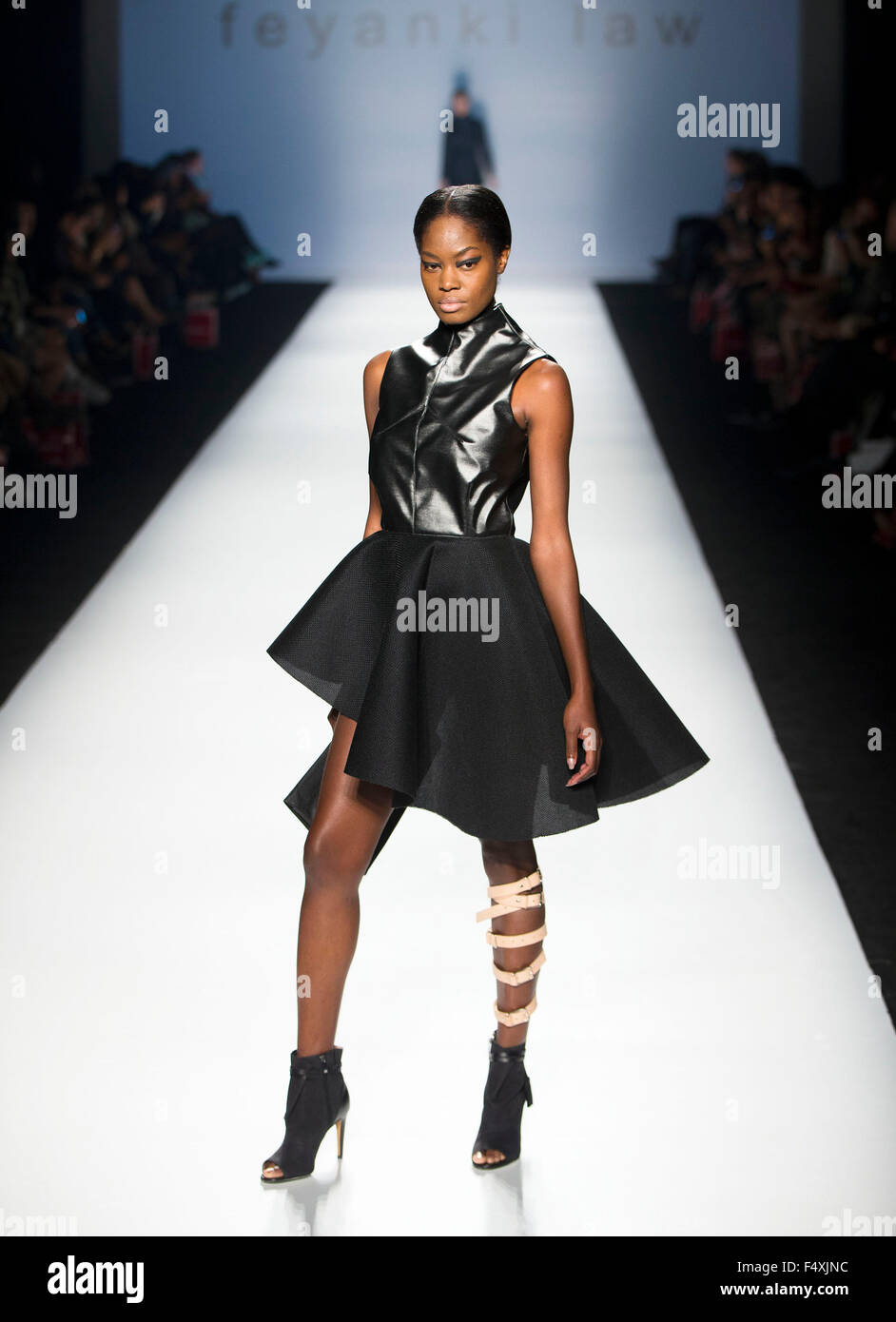 Toronto, Canada. 23 Ott, 2015. Un modello mostra una creazione da parte cinese di Hong Kong studente di legge Feyanki durante il mondo MasterCard Toronto Fashion Week Primavera/Estate 2016 presentando le opere di eccellente studenti di arti di moda da Seneca College, a Toronto, Canada, Ottobre 23, 2015. Credito: Zou Zheng/Xinhua/Alamy Live News Foto Stock