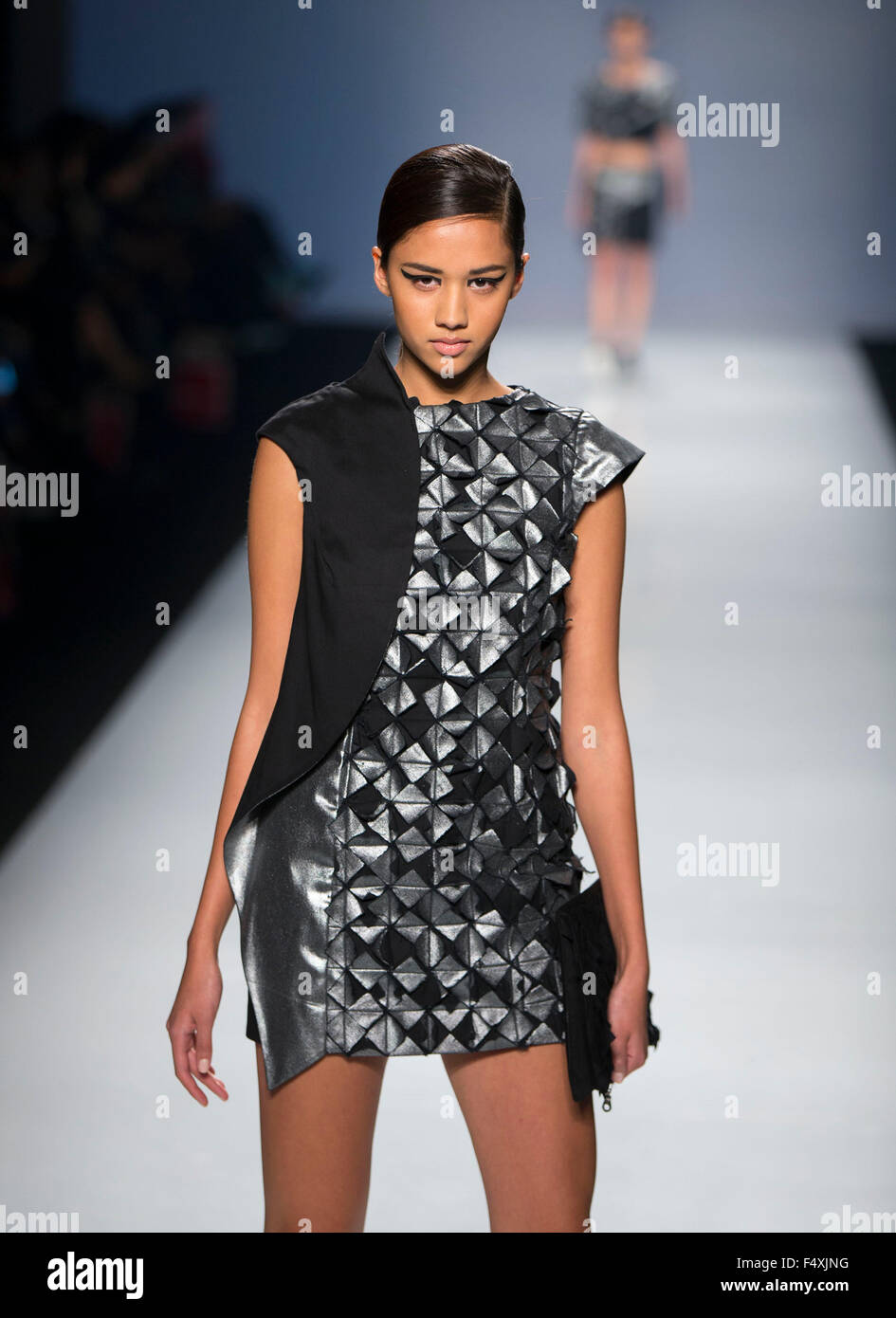 Toronto, Canada. 23 Ott, 2015. Un modello mostra una creazione da parte di studenti cinesi Xu Jiaxin durante il mondo MasterCard Toronto Fashion Week Primavera/Estate 2016 presentando le opere di eccellente studenti di arti di moda da Seneca College, a Toronto, Canada, Ottobre 23, 2015. Credito: Zou Zheng/Xinhua/Alamy Live News Foto Stock