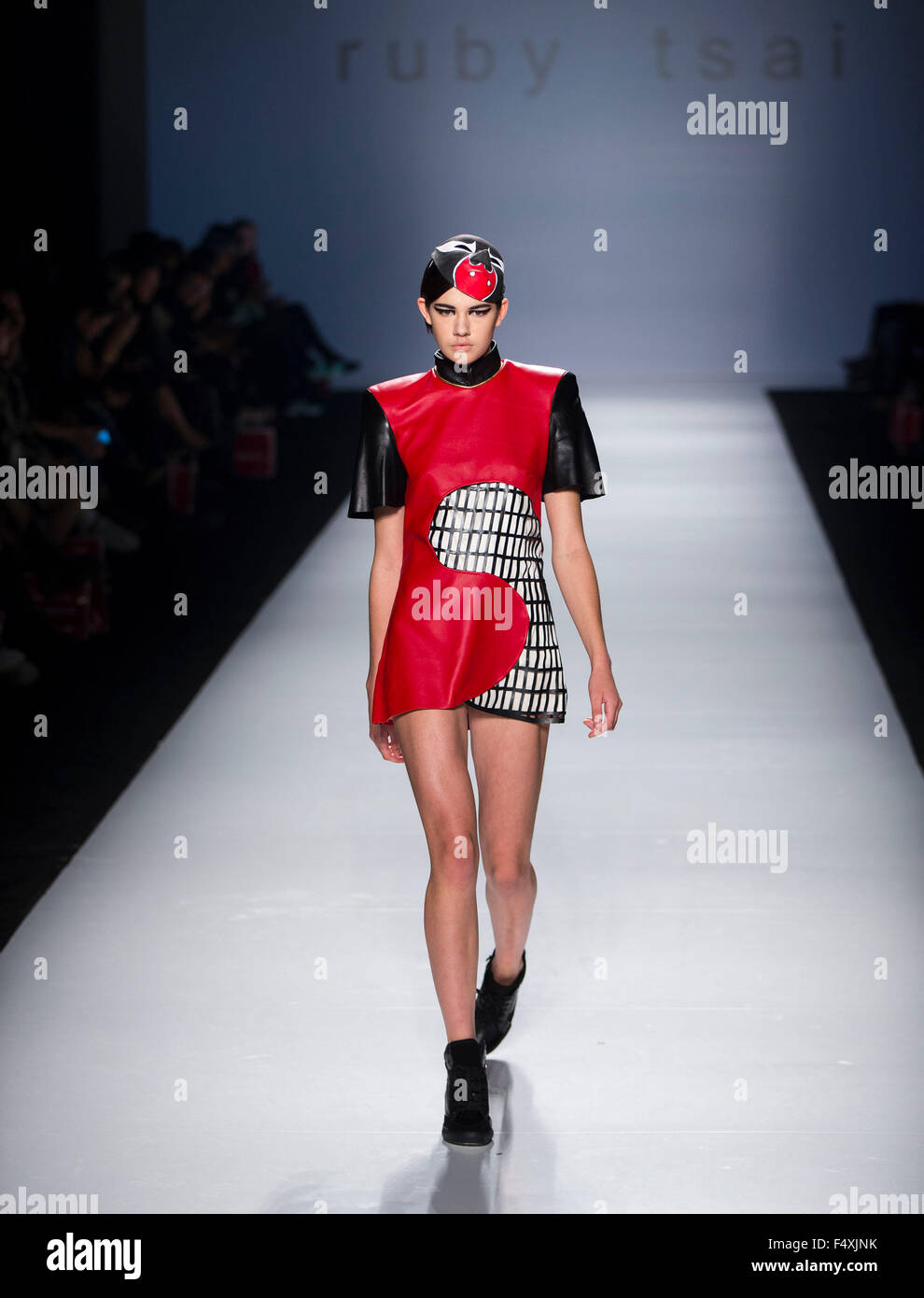 Toronto, Canada. 23 Ott, 2015. Un modello mostra una creazione dai cinesi taiwanesi Rubino studente Tsai durante il mondo MasterCard Toronto Fashion Week Primavera/Estate 2016 presentando le opere di eccellente studenti di arti di moda da Seneca College, a Toronto, Canada, Ottobre 23, 2015. Credito: Zou Zheng/Xinhua/Alamy Live News Foto Stock