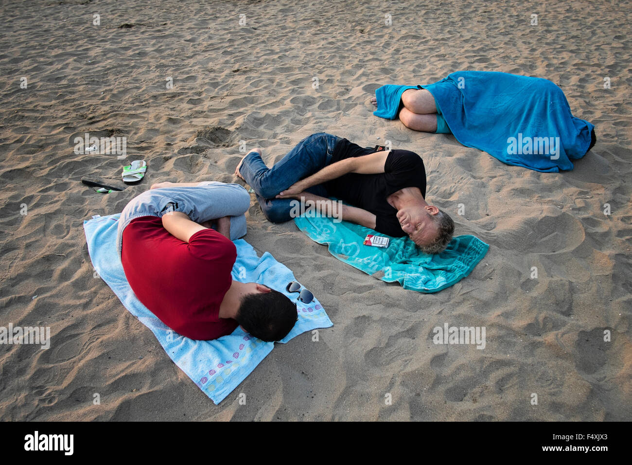 Giovani uomini dormire sulla spiaggia della città di vacanze di Amasra in provincia Bartin, Turchia Foto Stock