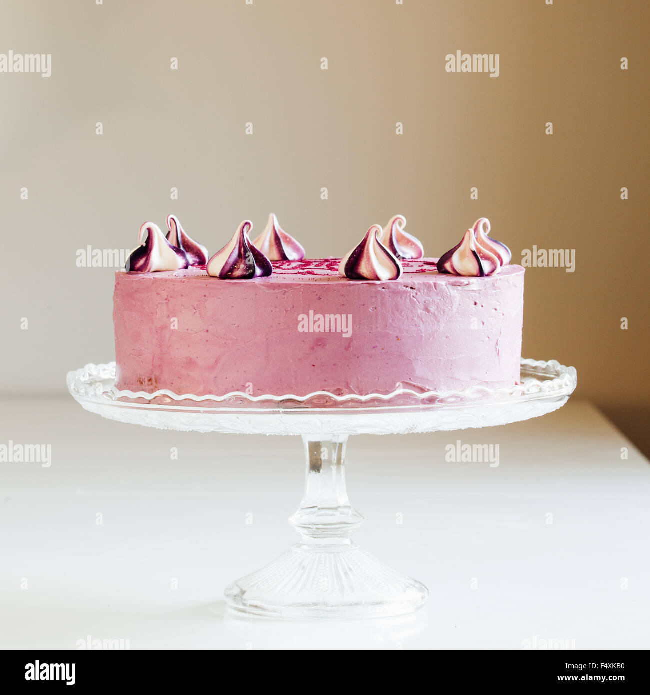 Lilla con torta di meringhe su una piastra di torta Foto Stock