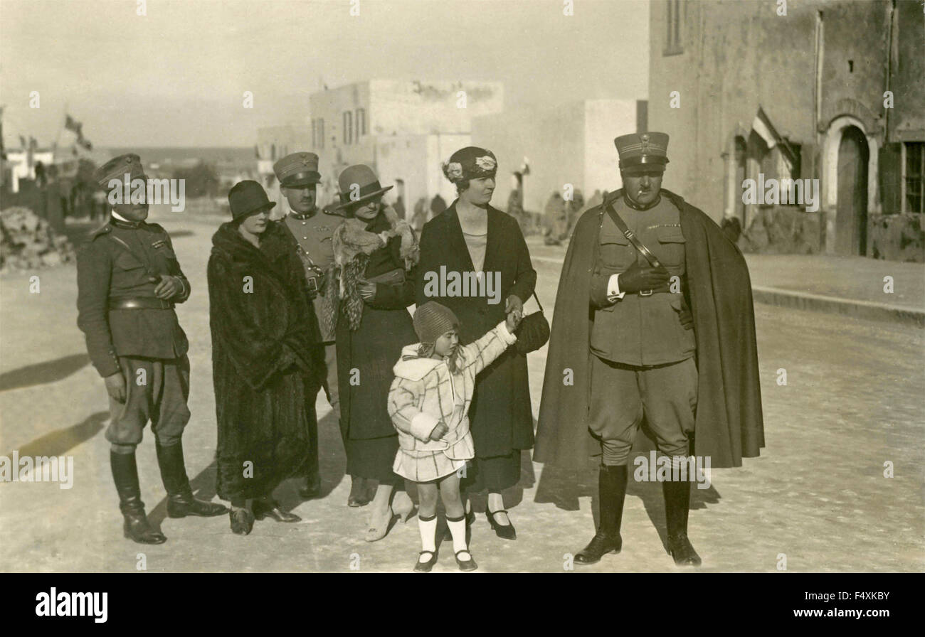 Tre soldati italiani in uniforme con le loro mogli nelle colonie Foto Stock
