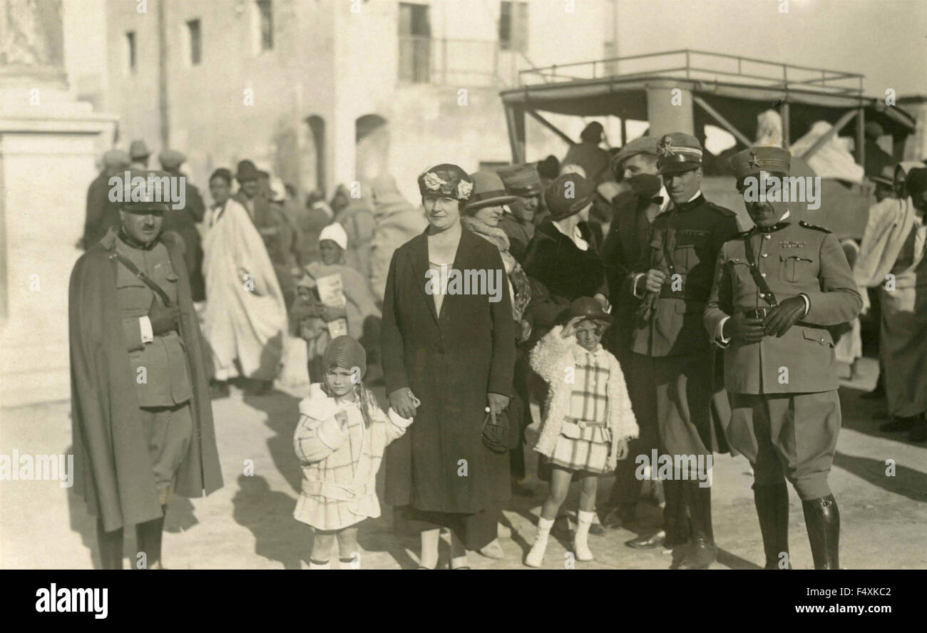 Tre soldati italiani in uniforme con le loro mogli nelle colonie Foto Stock