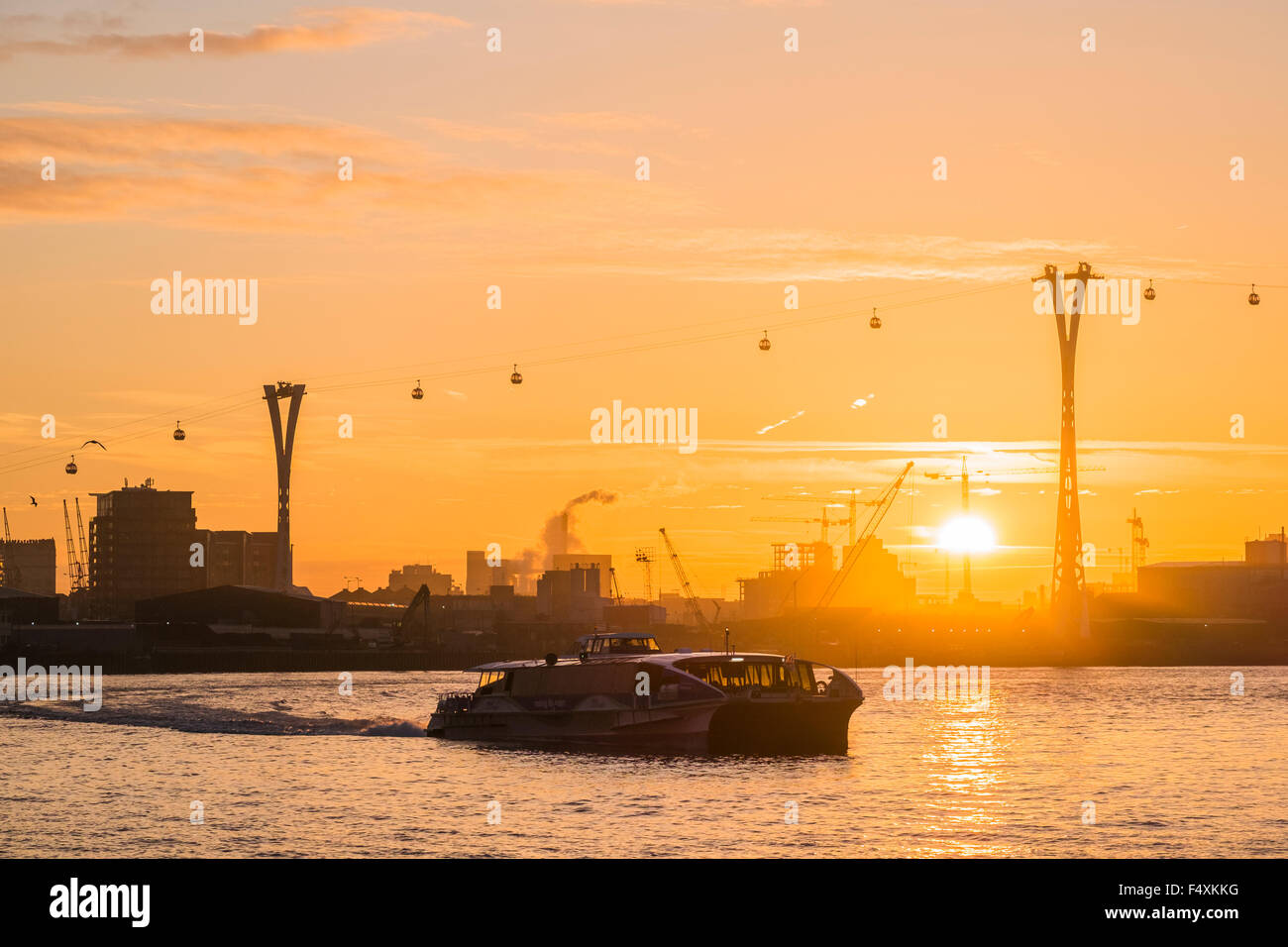 Autunno alba sul fiume Tamigi, London, England, Regno Unito Foto Stock