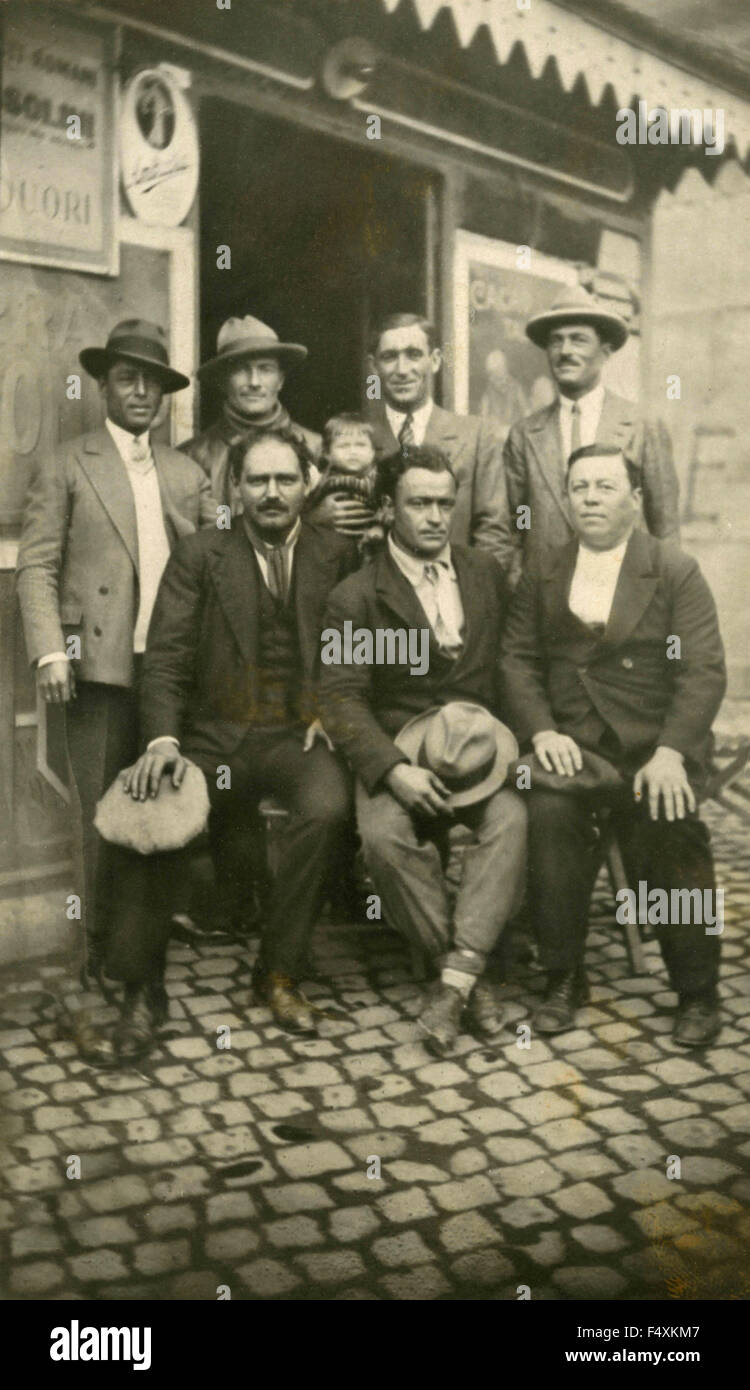 Ritratto di sette uomini in strada, Italia Foto Stock