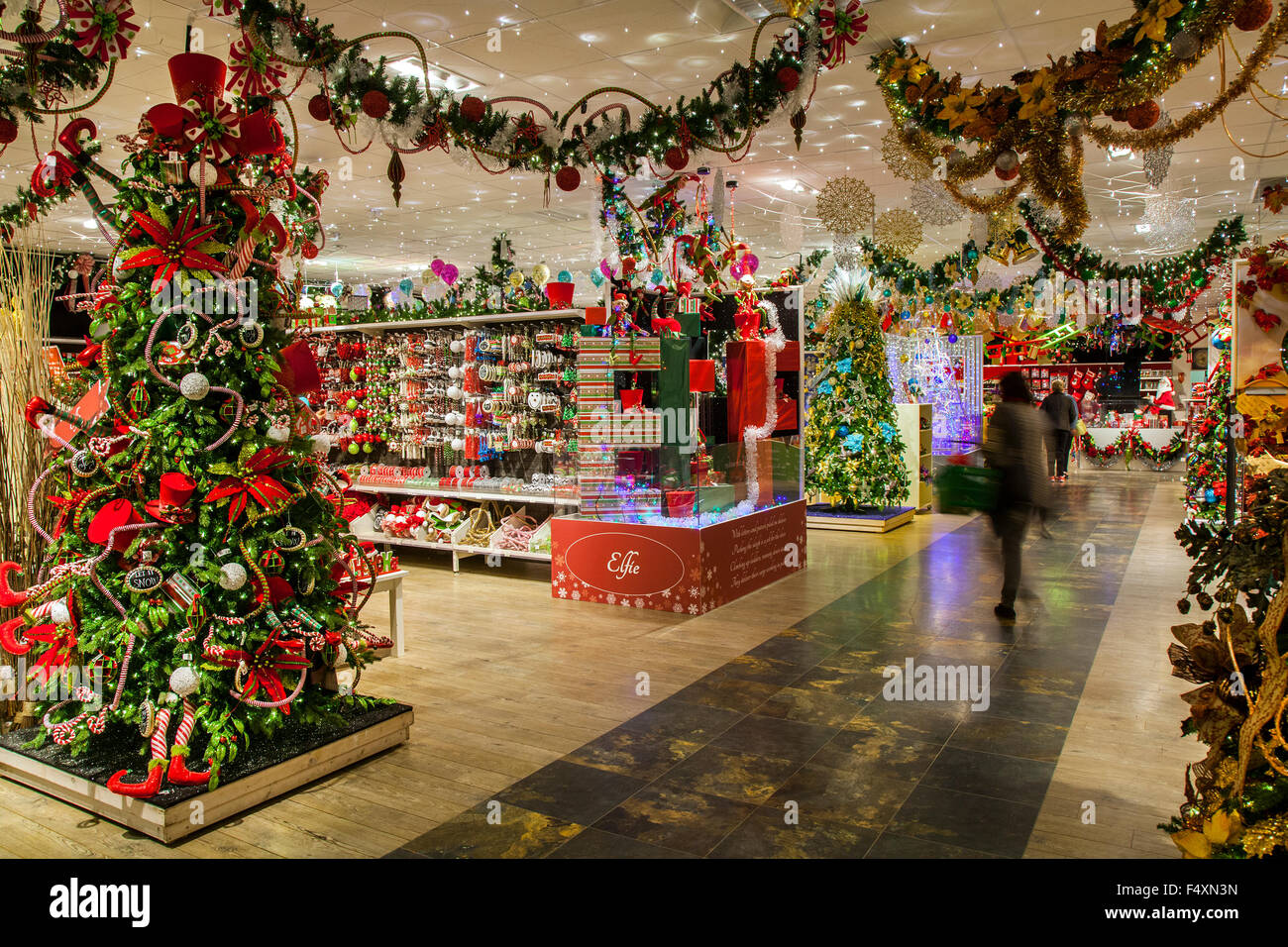 Barton Grange, Garstang, UK. 23 ottobre, 2015. Il famoso Barton Grange Centro giardino Xmas visualizza. Display Manager, David Fawcett-Ropner, che ha lavorato presso il centro per gli ultimi dieci anni è stato occupato con nove del suo personale facendo i preparativi per questo anno di lancio. David ha iniziato la on-site costruire il 7 settembre pronti per l odierna giornata di apertura, appena in tempo per il prossimo autunno a metà tempo. (Le foto scattate con il permesso dei proprietari del negozio). Foto Stock