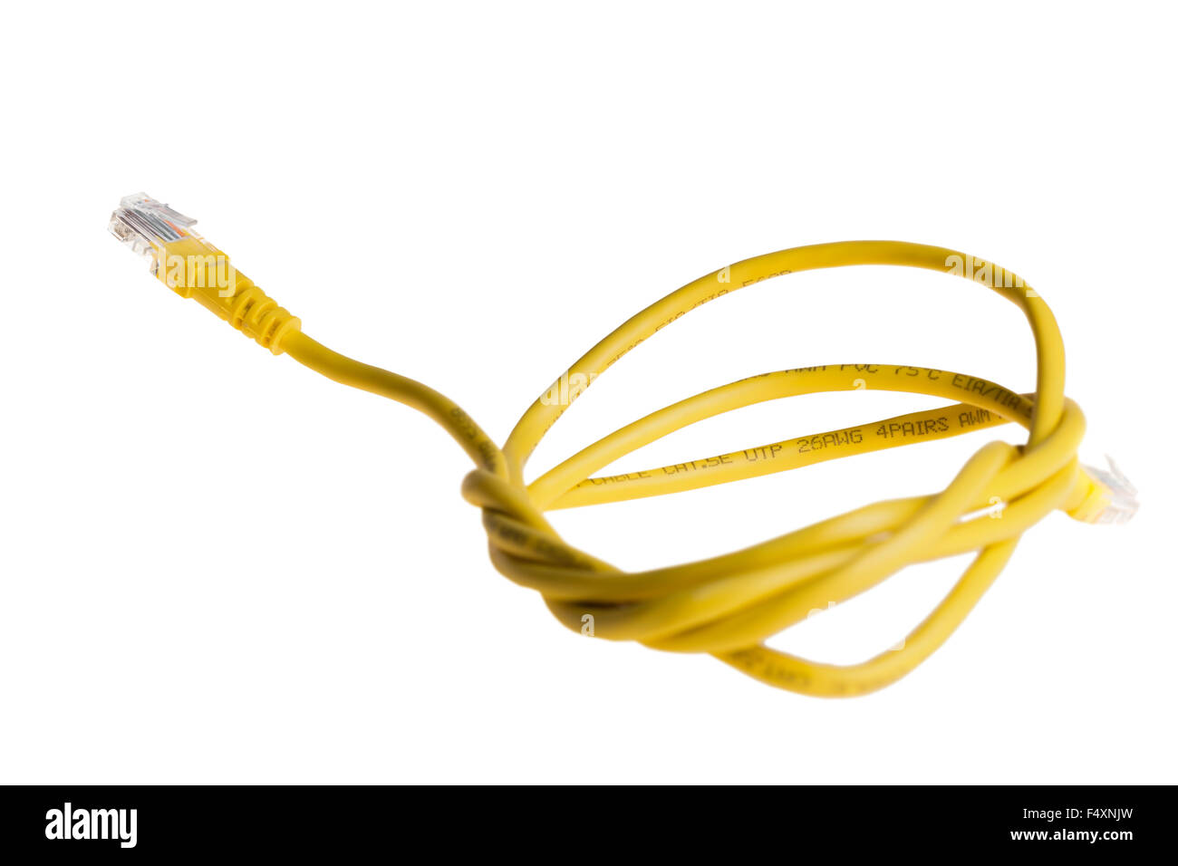Il filo giallo closeup su sfondo bianco isolato Foto Stock