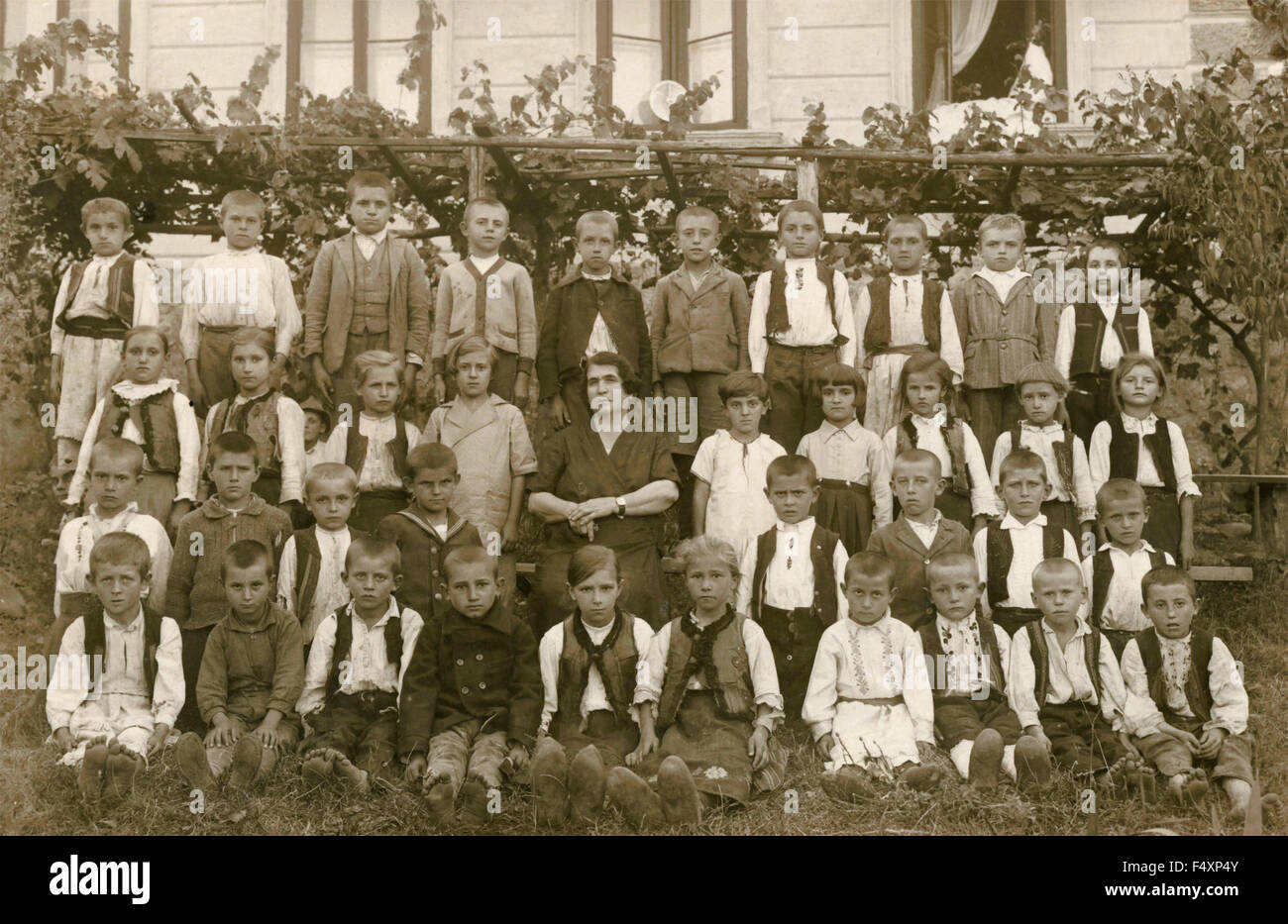 Gruppo di bambini studenti con abito tradizionale di Serbia Foto Stock