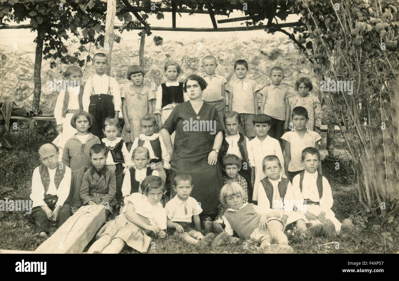 Gruppo di bambini studenti con abito tradizionale di Serbia Foto Stock