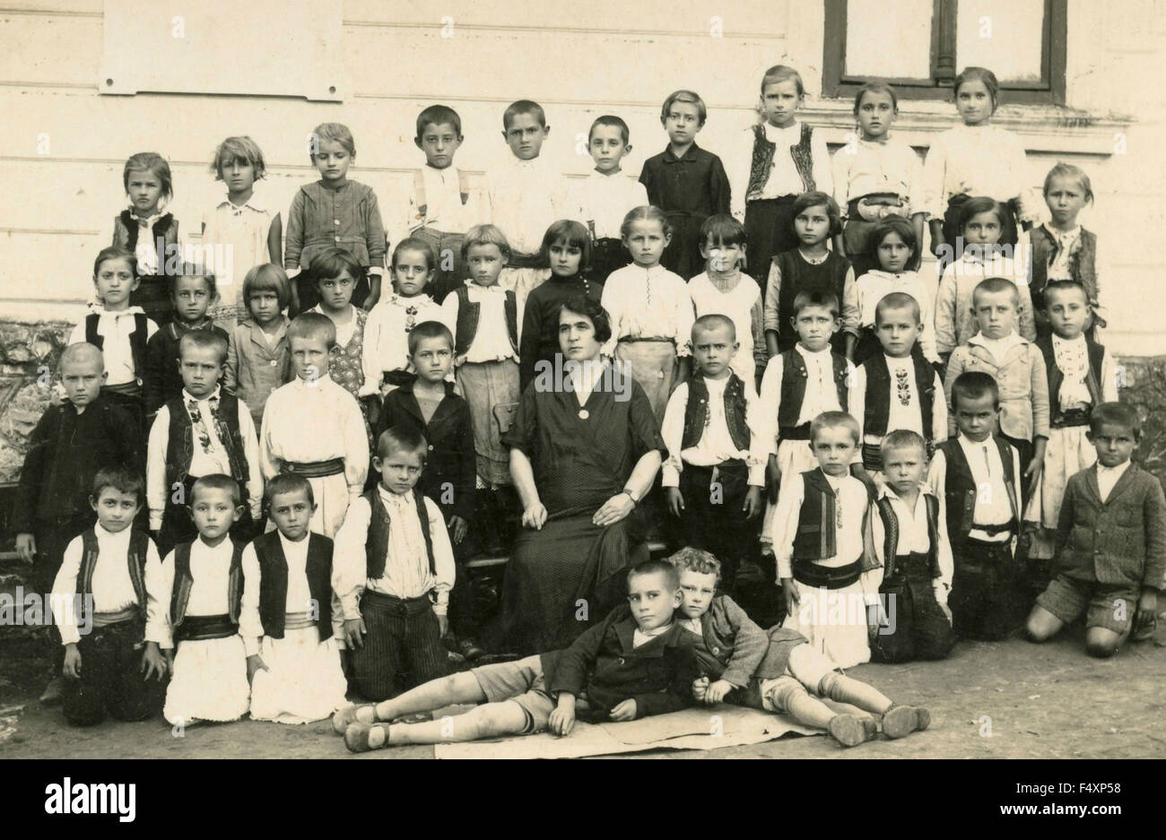 Gruppo di bambini studenti con abito tradizionale di Serbia Foto Stock