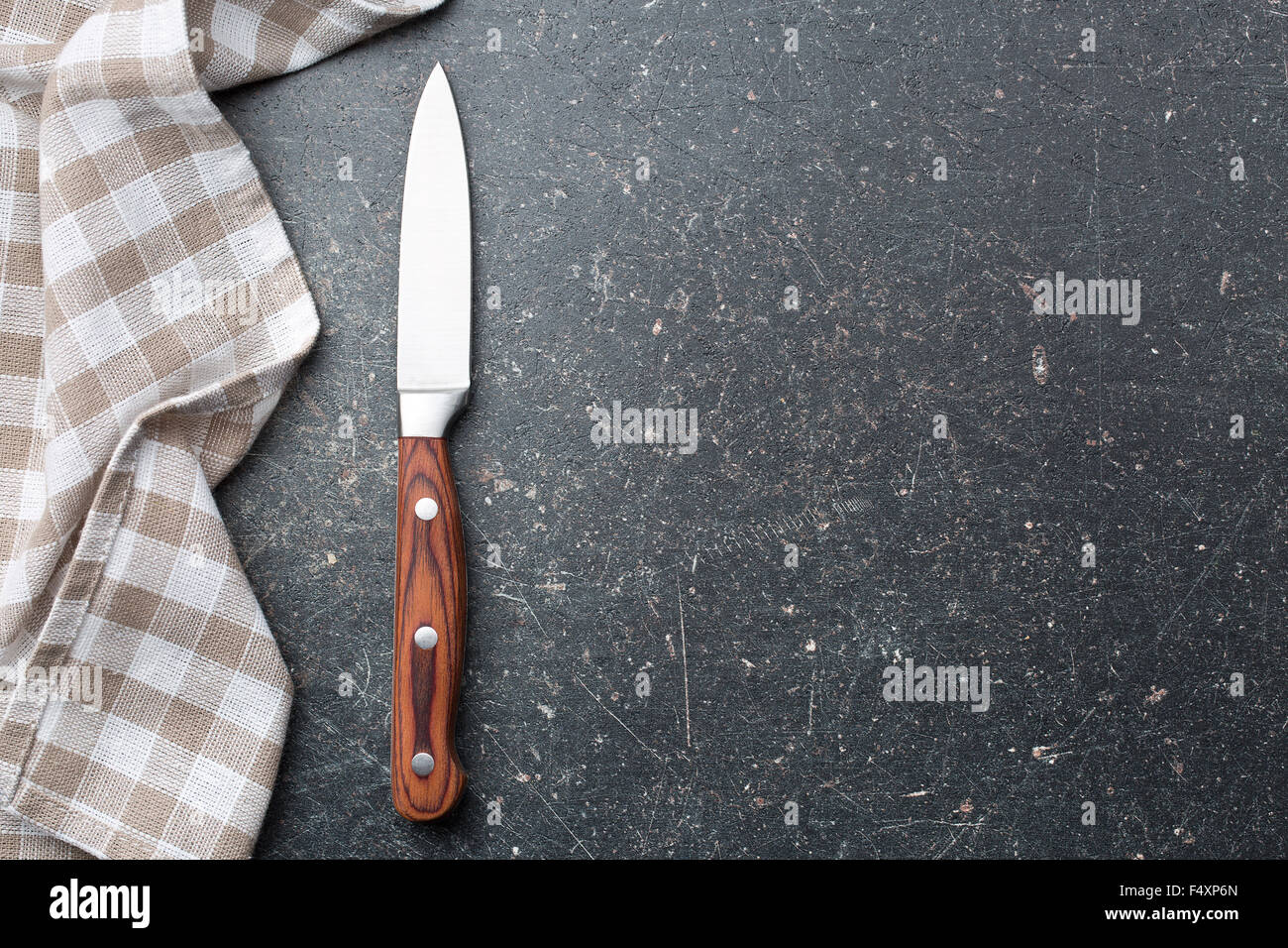 Il coltello da cucina sulla vecchia tabella Foto Stock