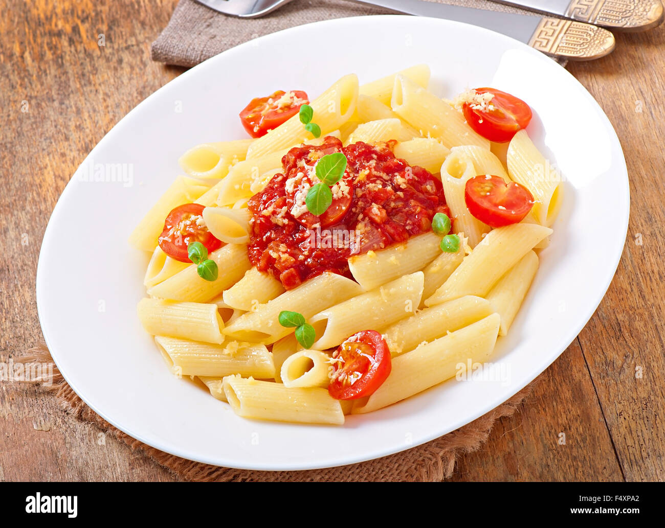 Penne pasta con ragù alla bolognese, parmigiano e basilico Foto Stock