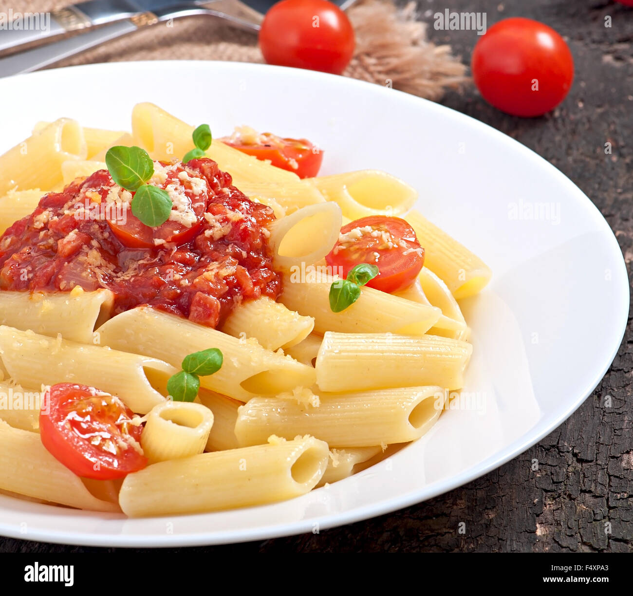 Penne pasta con ragù alla bolognese, parmigiano e basilico Foto Stock