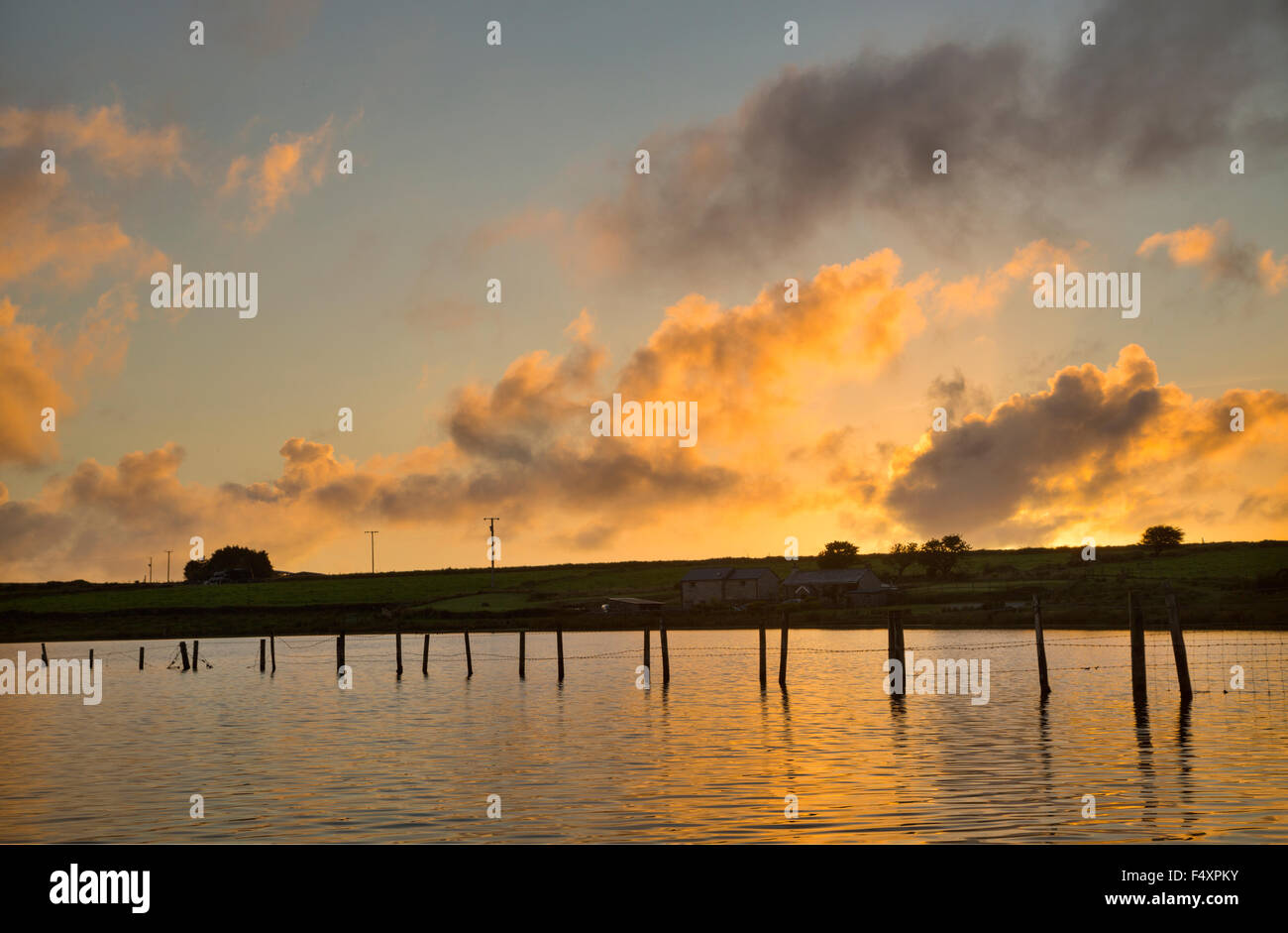 Piscina Dozmary al tramonto in North Cornwall Foto Stock