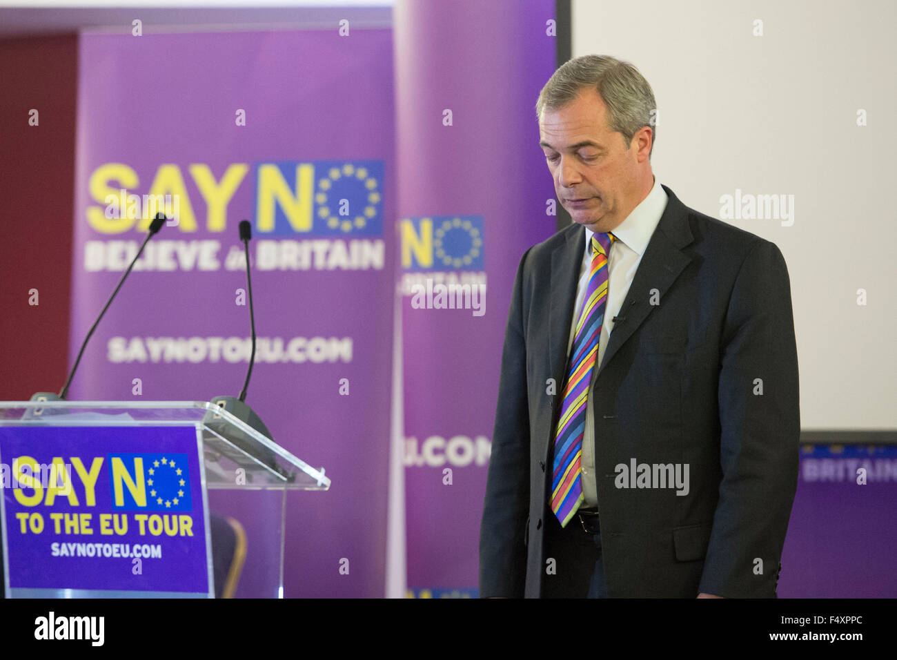 UK Independence Party (UKIP) leader Nigel Farage a Swansea durante il 'say No per il tour dell'UE". Foto Stock