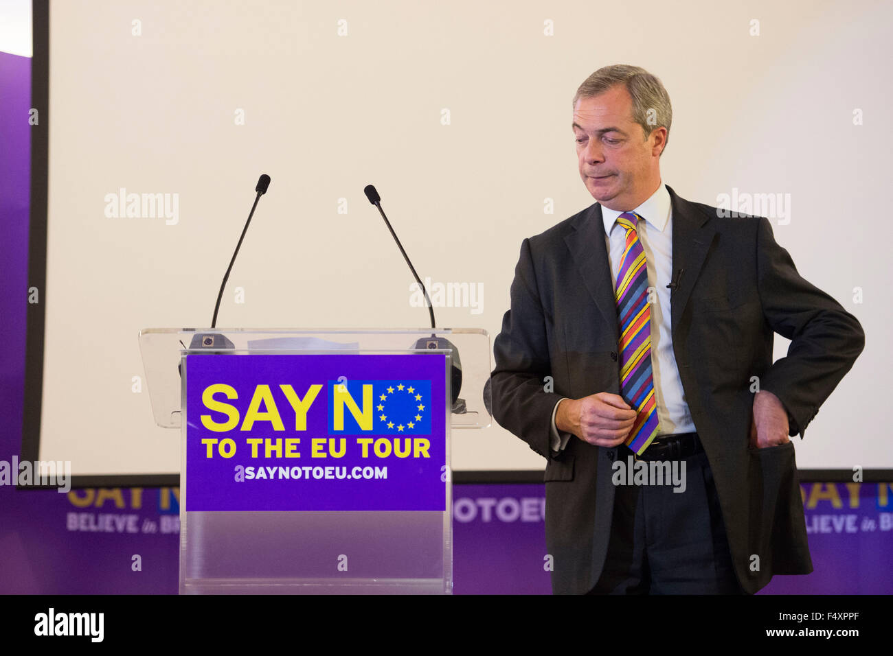 UK Independence Party (UKIP) leader Nigel Farage a Swansea durante il 'say No per il tour dell'UE". Foto Stock