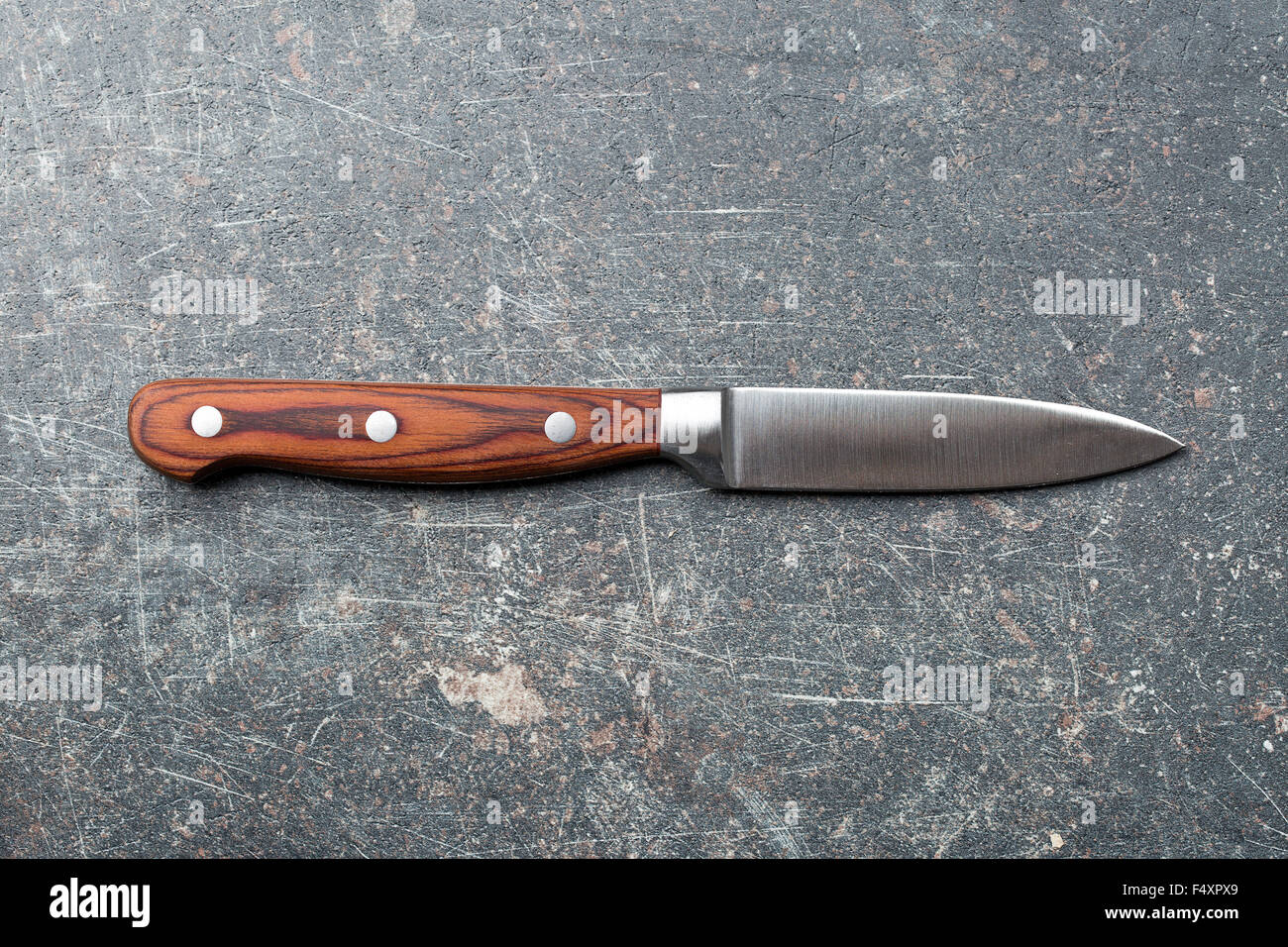 Il coltello da cucina sulla vecchia tabella Foto Stock