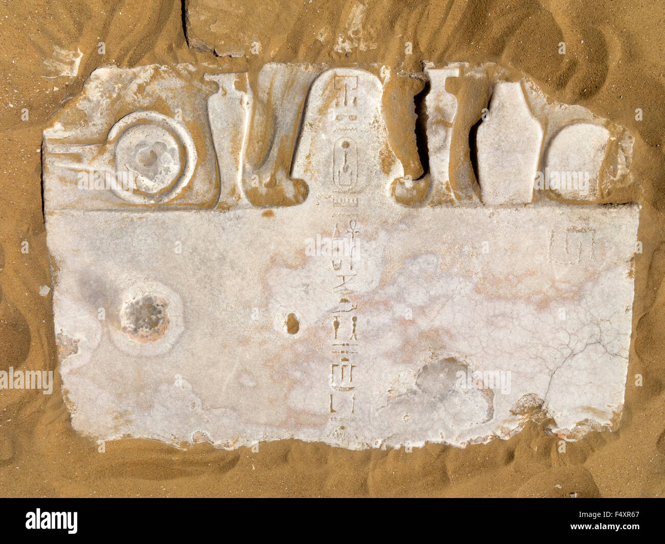 Sepolto che offre tavolo nel deserto, 5 ° dinastia necropoli ad Abu Sir, Saqqara, vicino al Cairo, Egitto Foto Stock