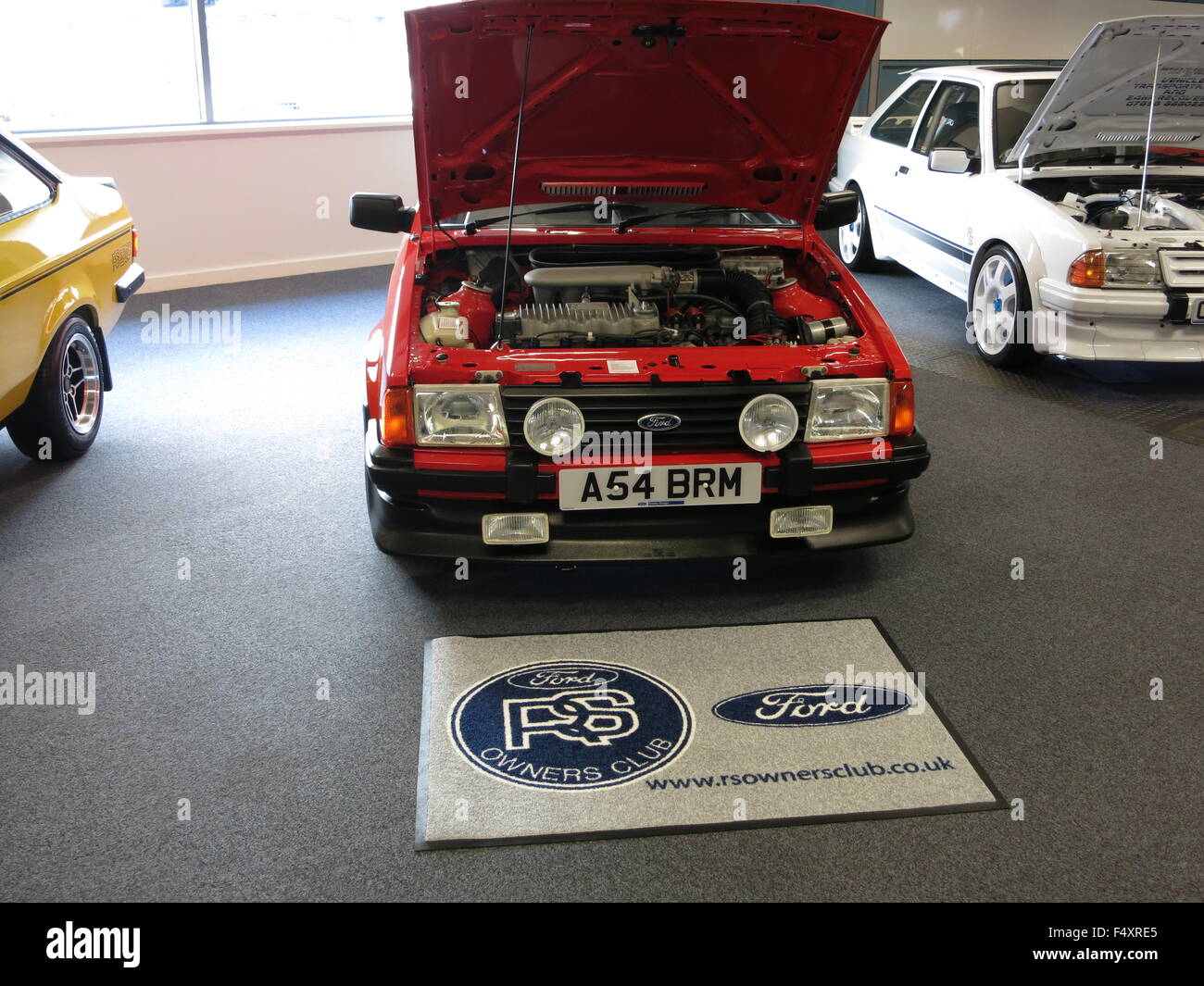 Ford Escort mk3 RS1600i - in rosso a RSOC rs owners club evento auto donnington park - mostra auto anteriore con il cofano anteriore e rally opzionale stile di guida luci installate Foto Stock