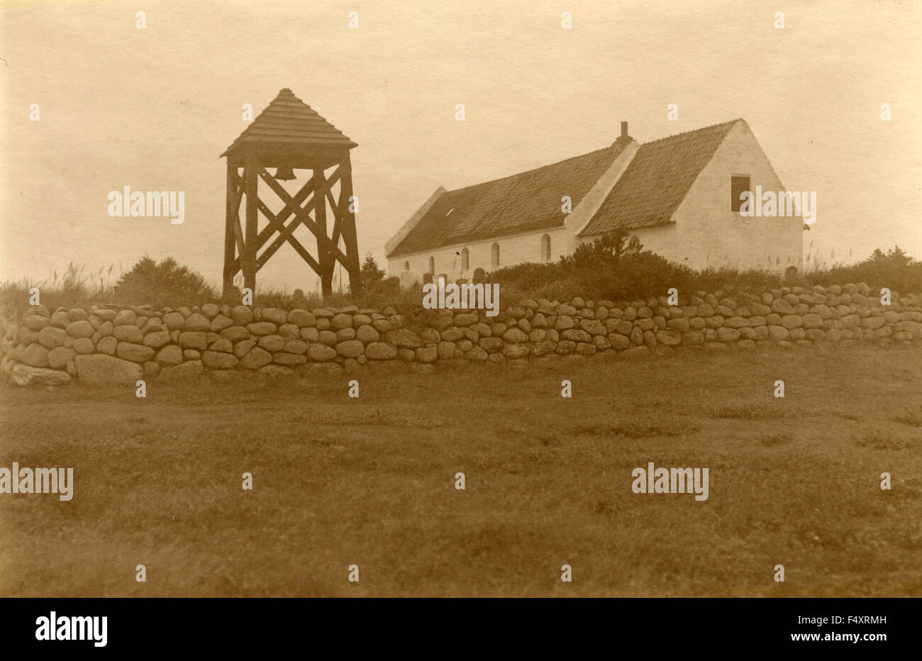 Un paese in chiesa con una guglia in legno, Danimarca Foto Stock