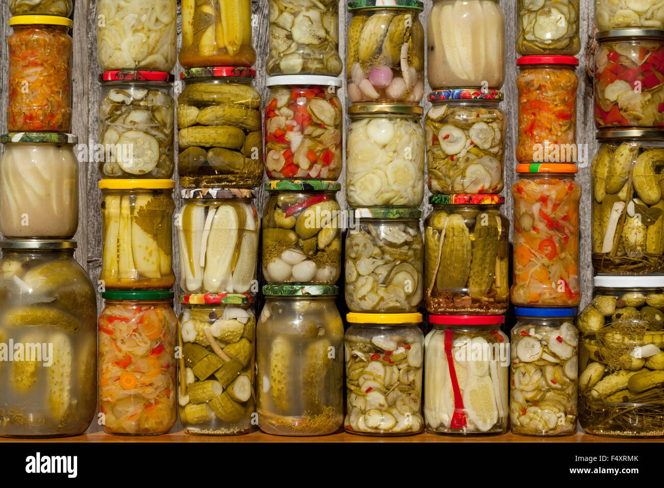 Vegetali di specie diverse marinato nel vaso come sfondo Foto Stock