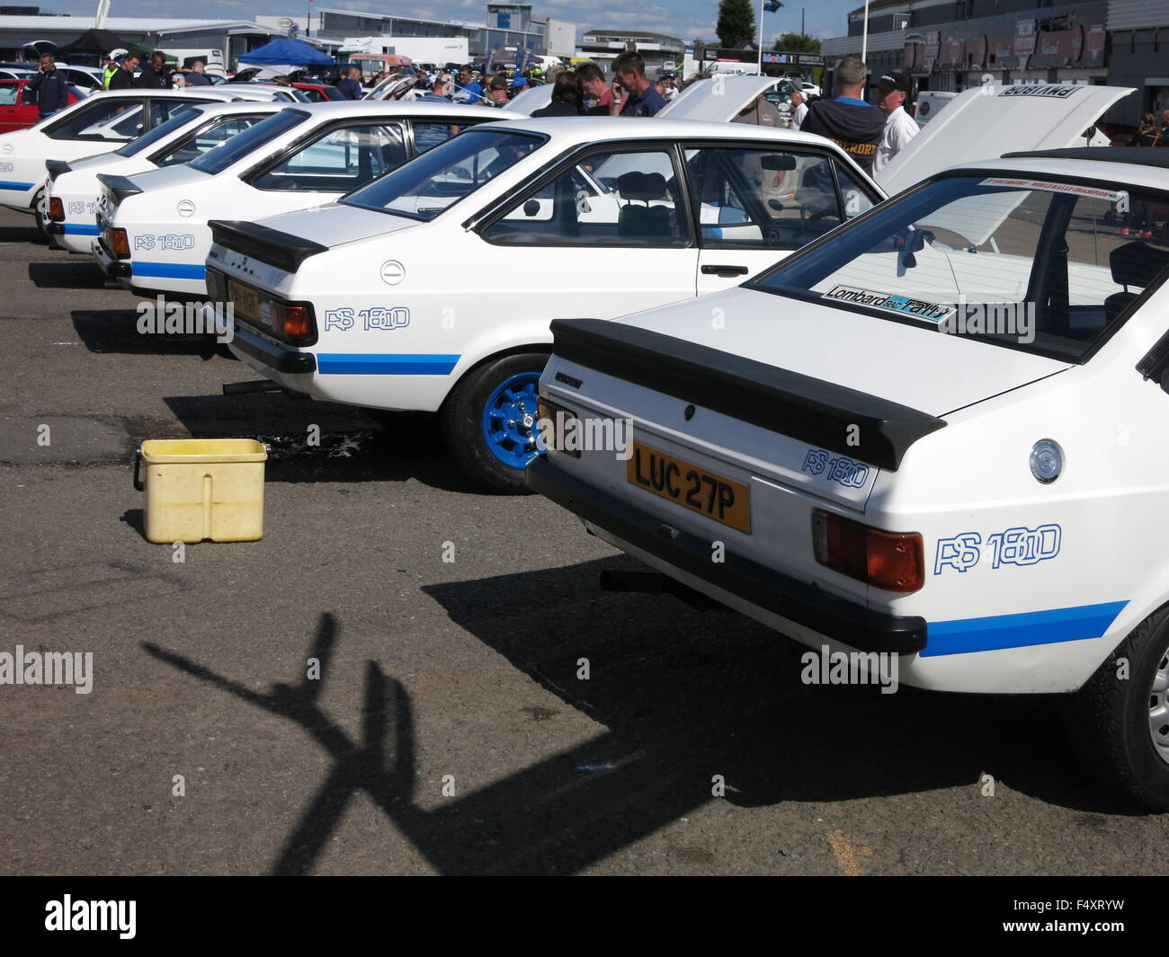 Ford Escort mk2 RS1800 auto da strada in bianco - come mostrato a donnington gara circuito - mostra fila di automobili Foto Stock