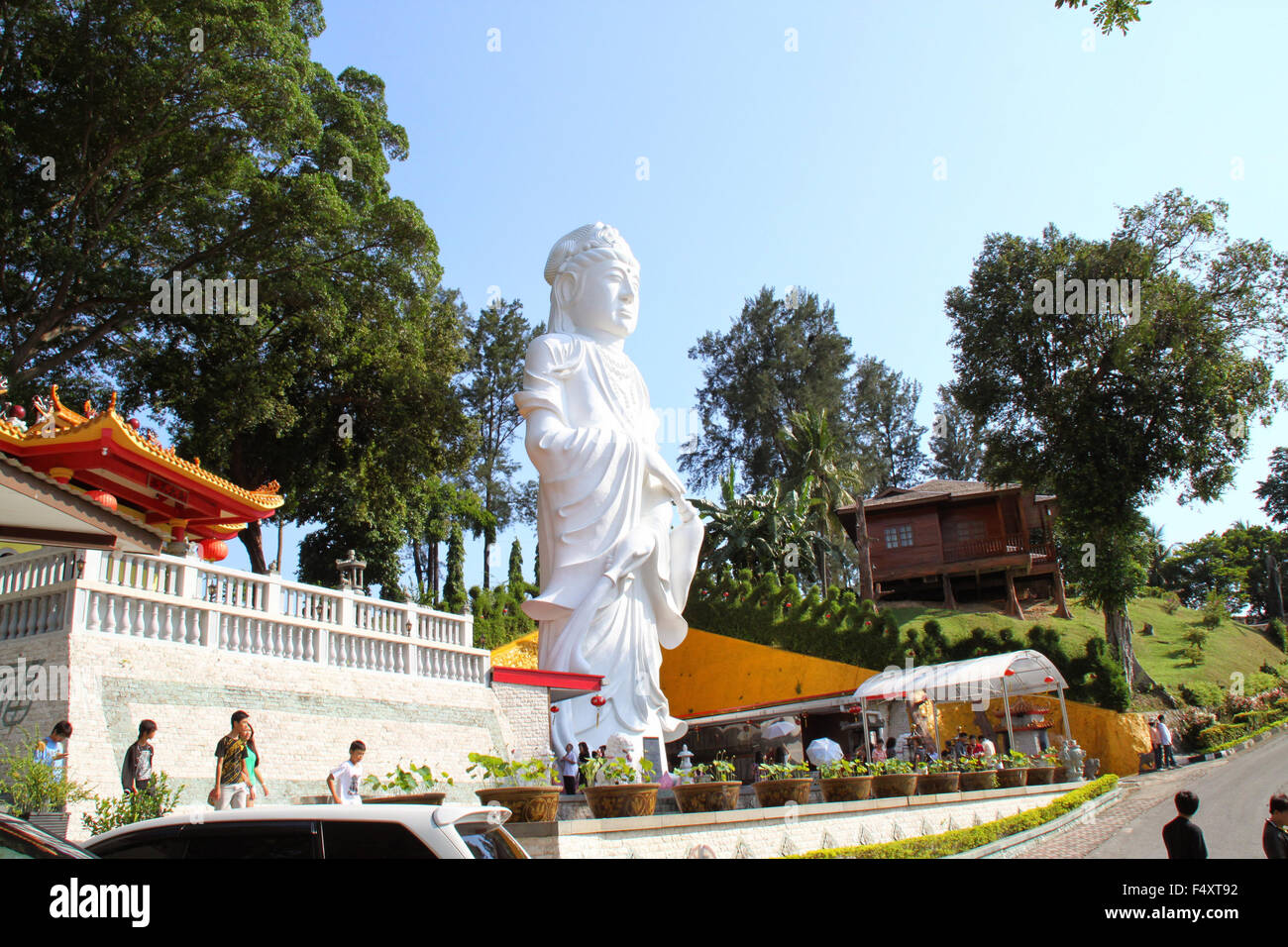 Statua della dea Guanyin o in indonesiano chiamato Kwan Im dea in piedi alla KTM Resort di Batam, Indonesia. Foto Stock