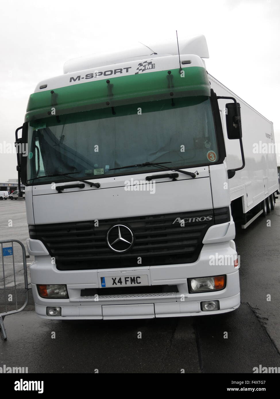 Mercedes Benz camion - veicolo di supporto per Ford World Rally Team M-Sport 2015 con la Ford Motor Company FMC numero di targa e decalcomanie Foto Stock