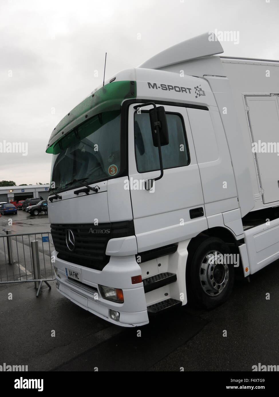 Mercedes Benz camion - veicolo di supporto per Ford World Rally Team M-Sport 2015 con la Ford Motor Company FMC numero di targa e decalcomanie Foto Stock