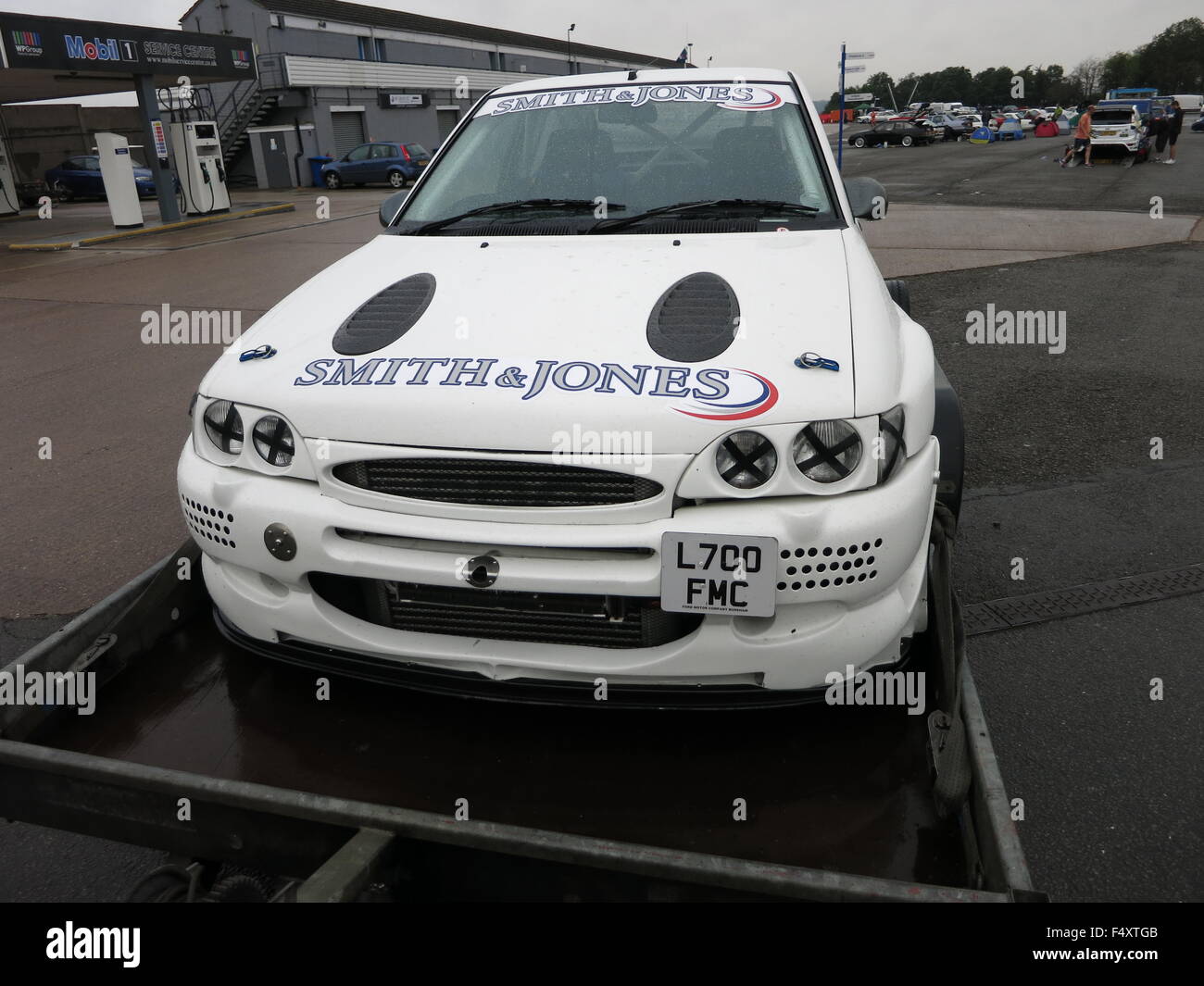 Ford Escort RS Cosworth nel WRC stile bodykit race track auto a donnington park, il circuito per un RS owners club racing day - mostra vista frontale del cofano sul rimorchio Foto Stock