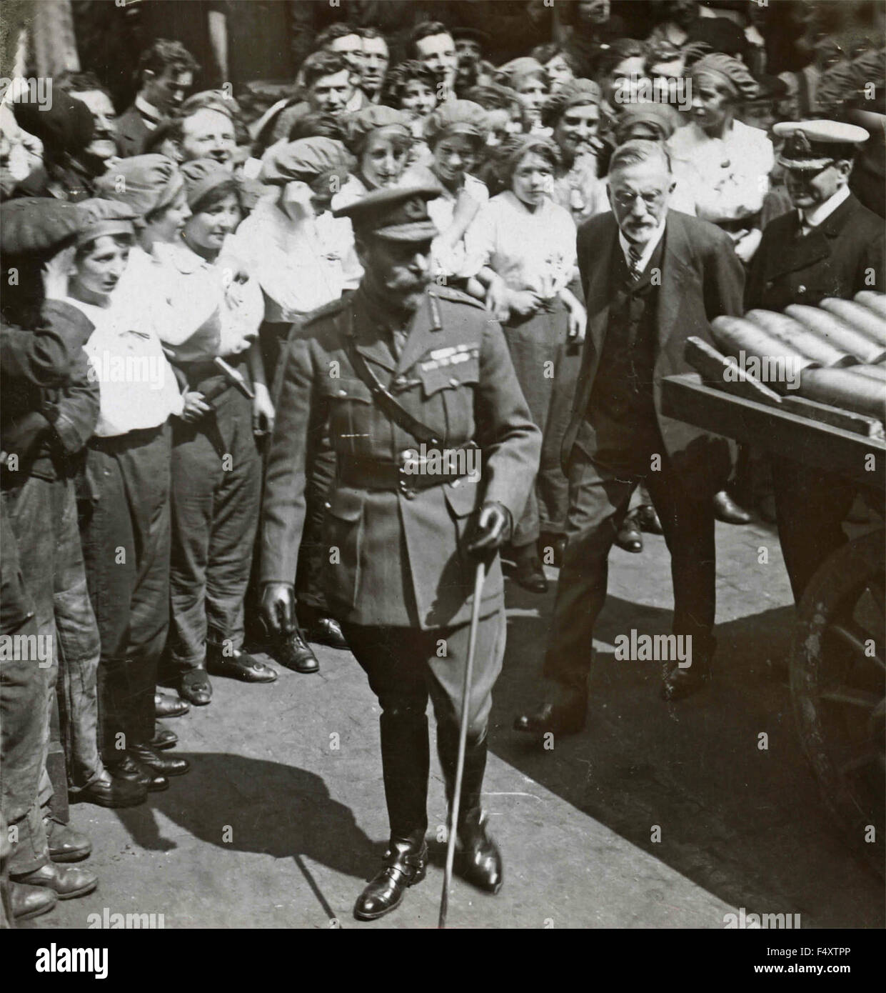 Il King George V ispeziona le bombe Holmes & Co., Regno Unito Foto Stock