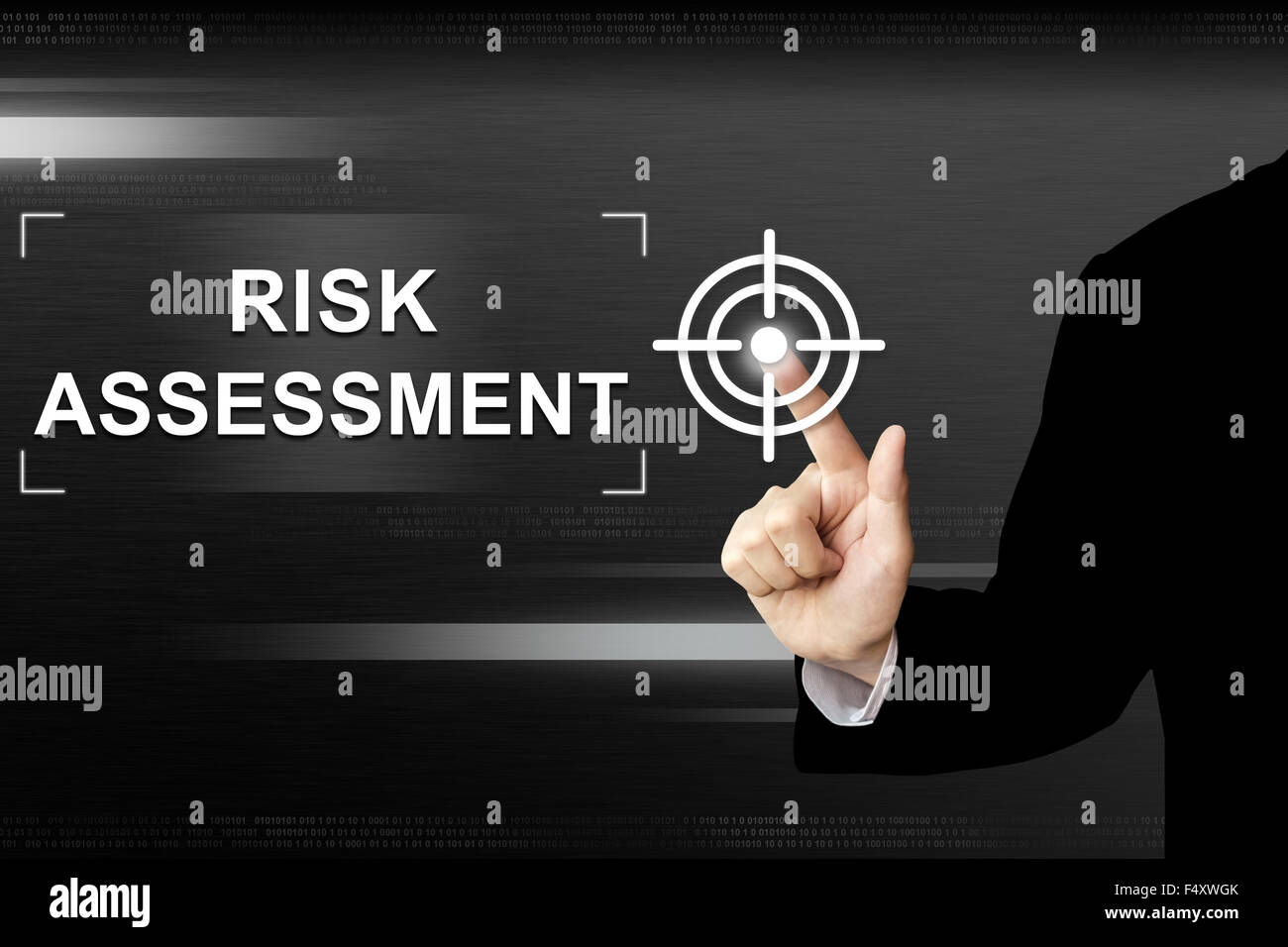 Mano di business facendo clic su valutazione del rischio pulsante su una interfaccia touch-screen Foto Stock