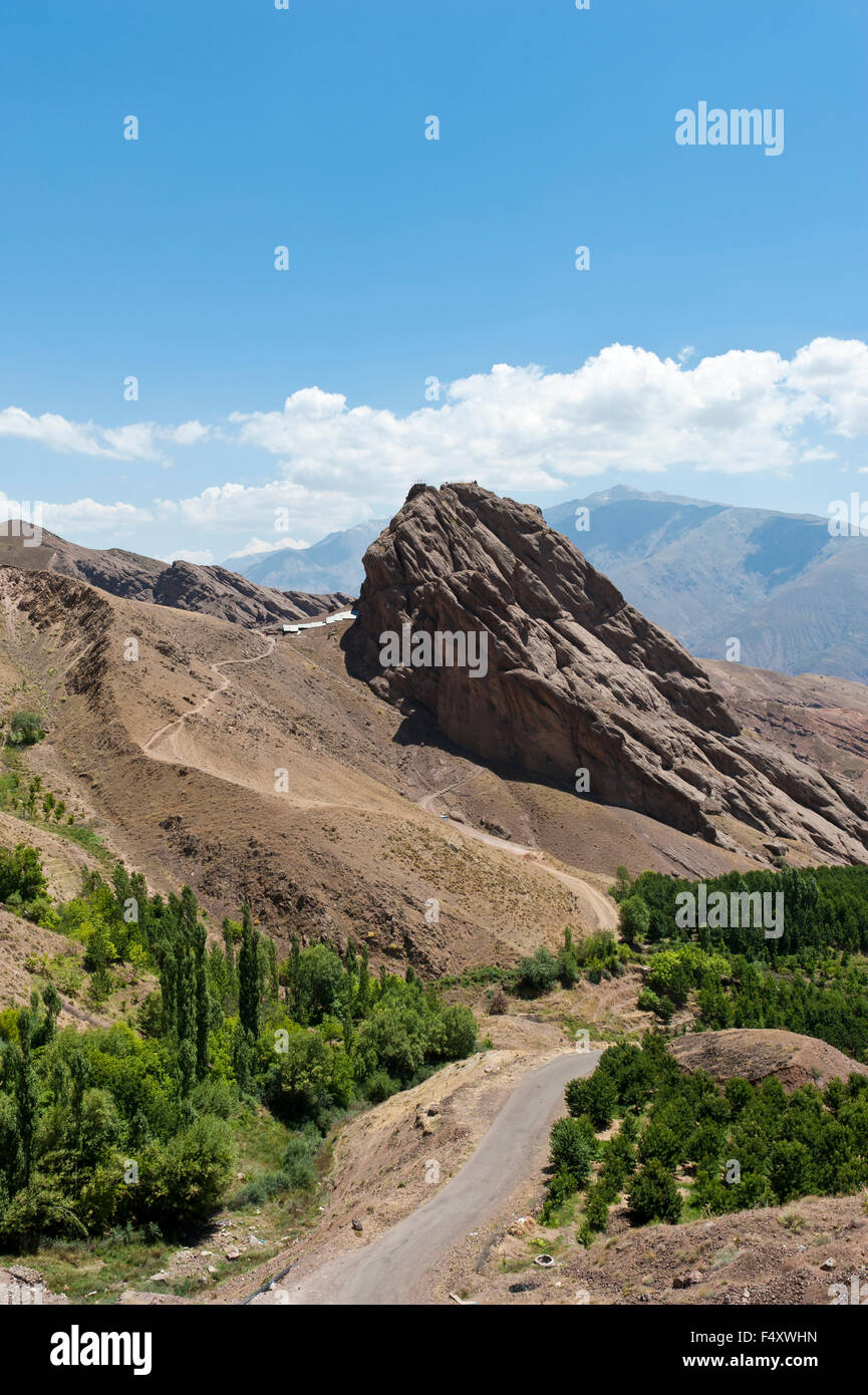 Ripide rocce torreggianti e rovine di Alamut fortezza di montagna, Daylam, provincia di Qazvin, Alborz, Iran Foto Stock