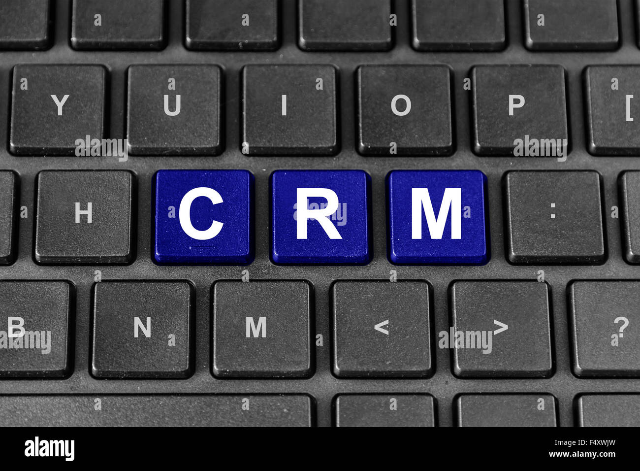Il CRM o Customer relationship management parola blu sulla tastiera Foto Stock