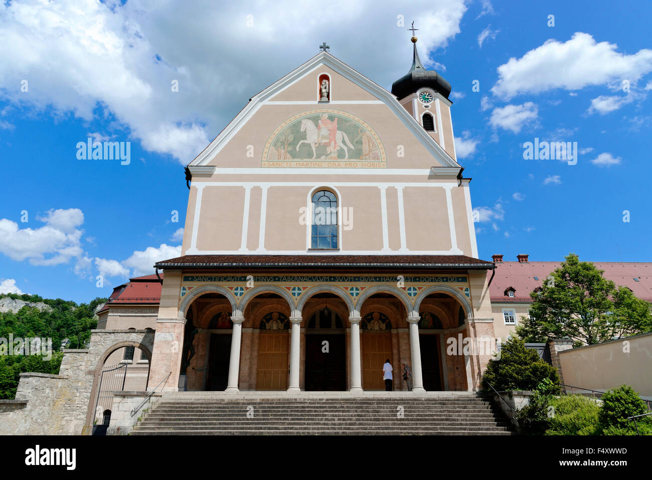 La facciata della chiesa con ingresso, Beuron Benedettina Arciabbazia nella Valle del Danubio, Beuron, Baden-Württemberg, Germania Foto Stock