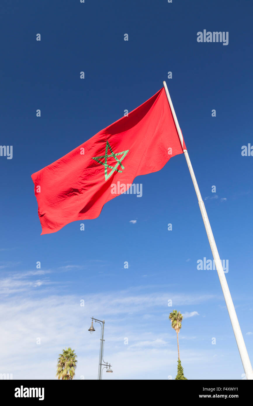 Bandiera marocchino contro un cielo blu Foto Stock