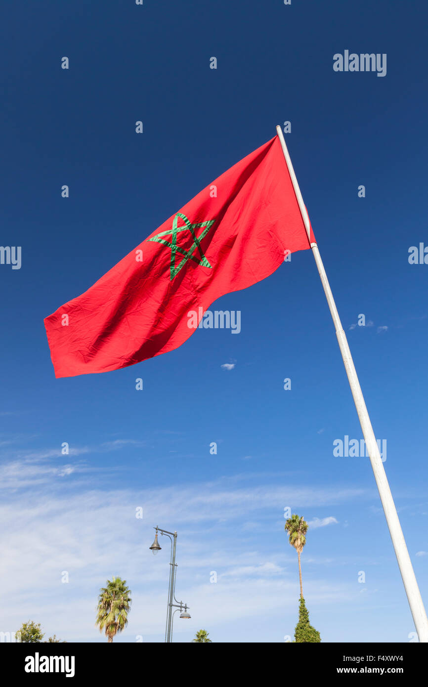 Bandiera marocchino contro un cielo blu Foto Stock