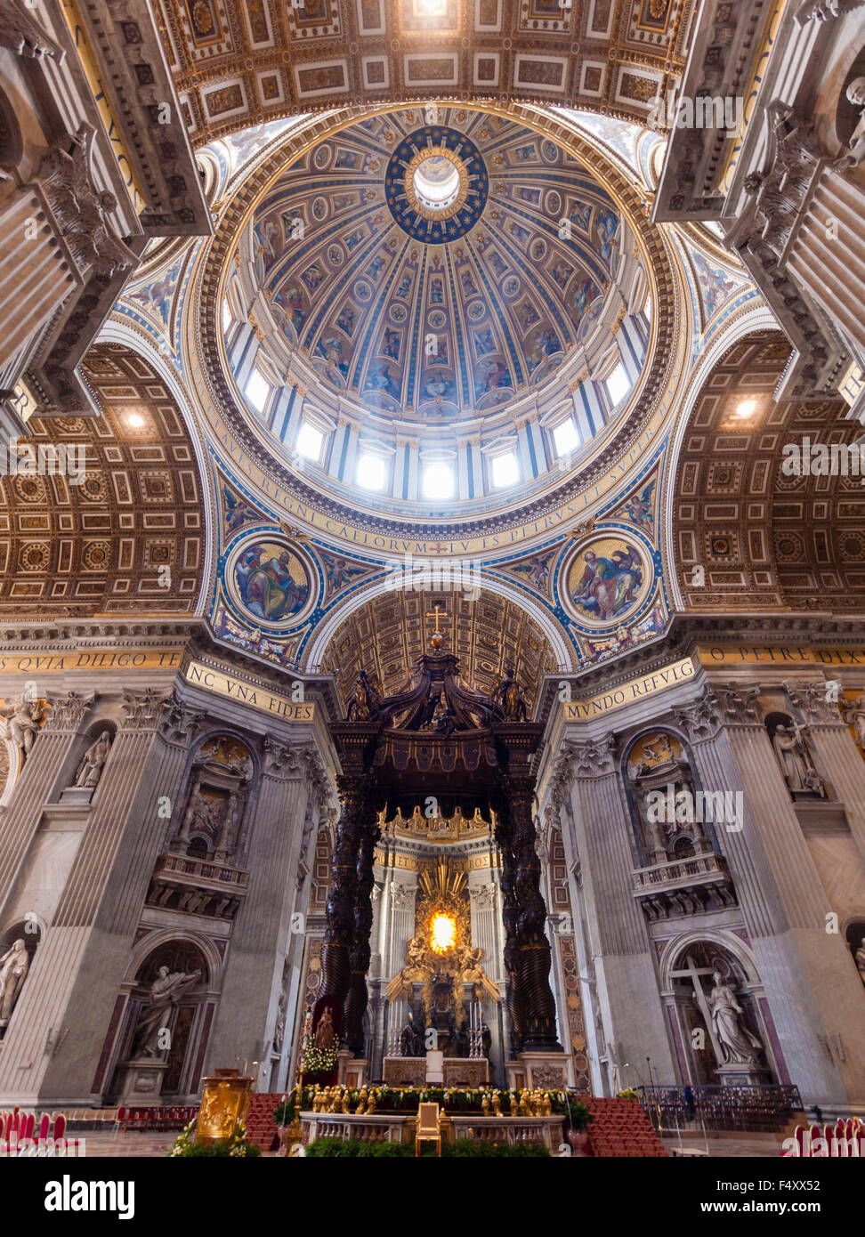 Interno della Basilica Papale di San Pietro Vaticano: coro con Bernini baldacchino altare sotto la cupola. Foto Stock