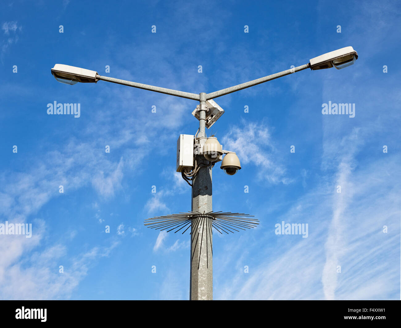 Due videocamere di sicurezza protetti contro la distruzione contro il cielo blu. Foto Stock