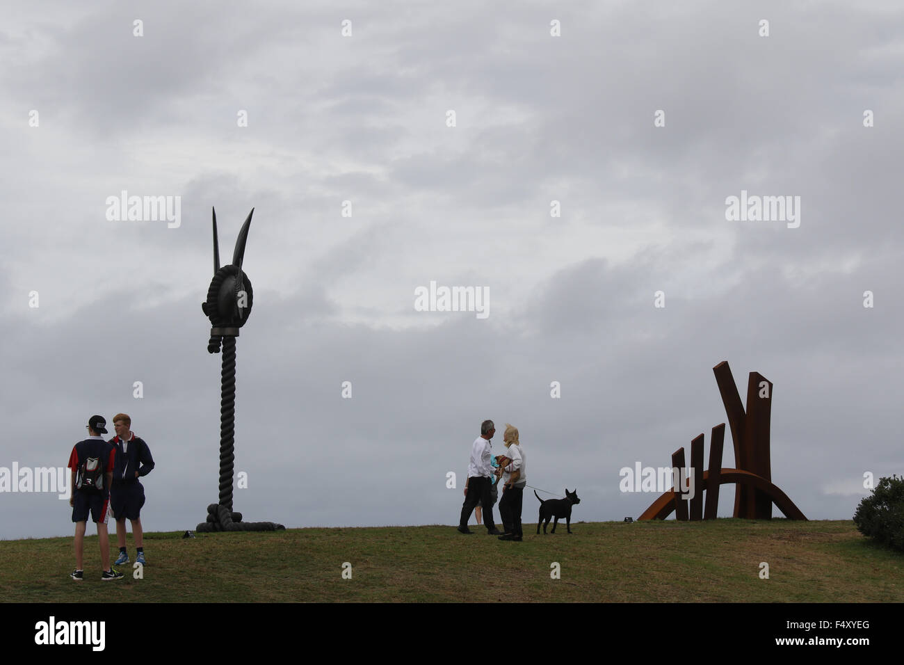 Sydney, Australia. Il 22 ottobre 2015. 107 diverse sculture può essere visto nel XIX scultura annuale dal mare Bondi exhibiti Foto Stock