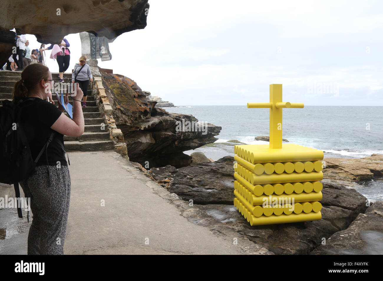 La scultura n. 6, "Cairn' da Morgan Jones dalla Nuova Zelanda alla XIX annuale di scultura di mare Bondi. Il 22 ottobre 2015. Foto Stock