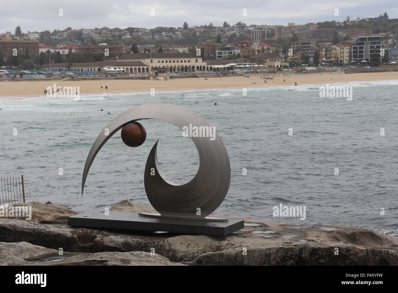 La scultura n. 4, 'BJF13' da Ben Fasham da Vic a xix annuale di scultura di mare Bondi. Il 22 ottobre 2015. Foto Stock