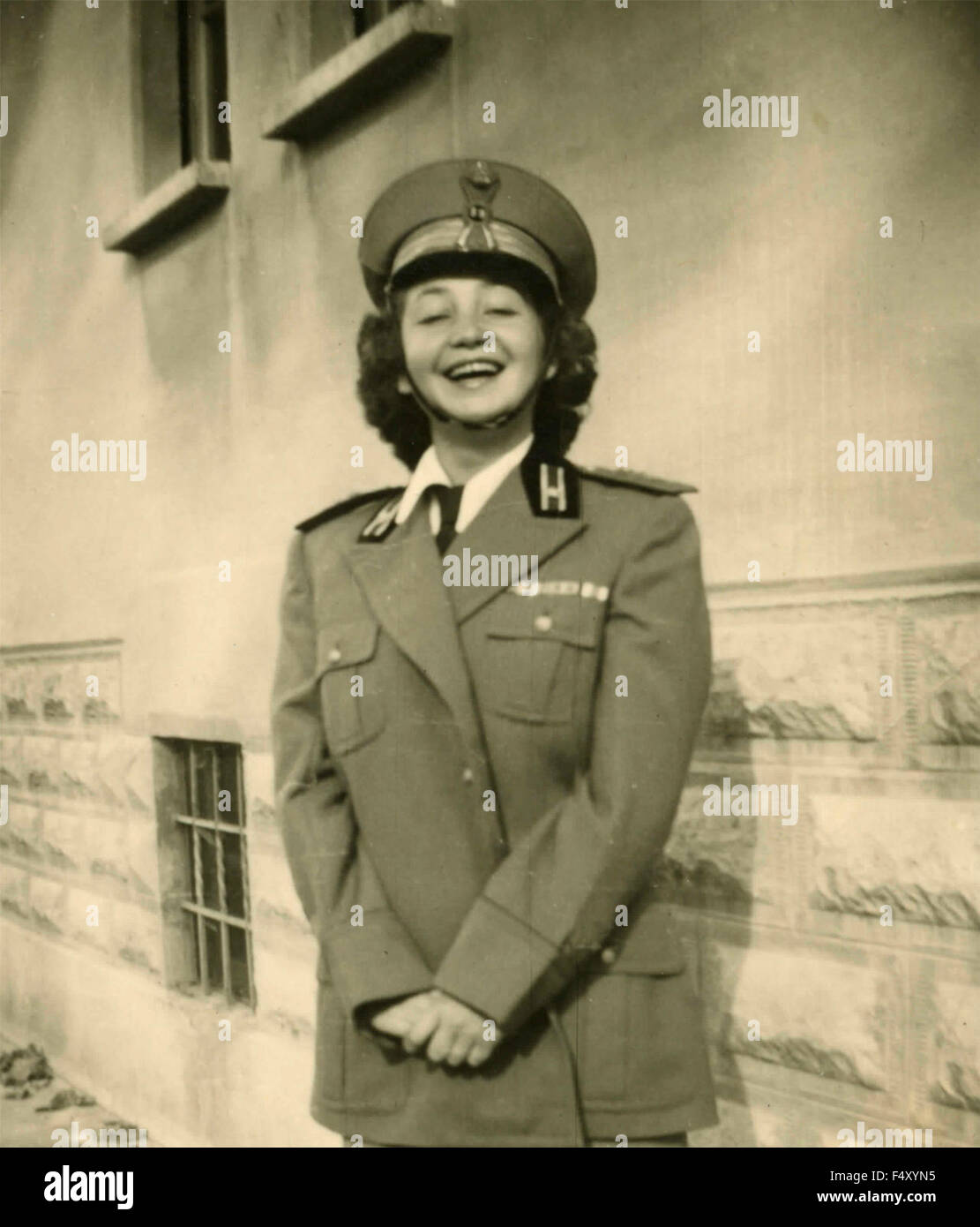 Una ragazza in uniforme militare, Italia Foto Stock