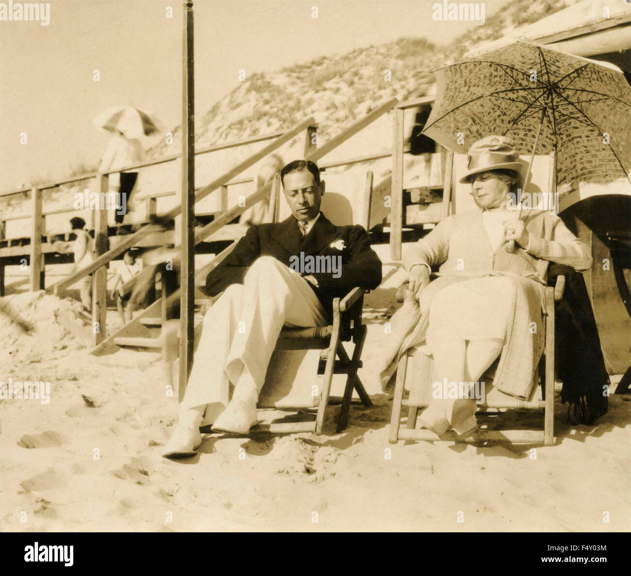 Un paio seduti su sedie a sdraio, Italia Foto Stock