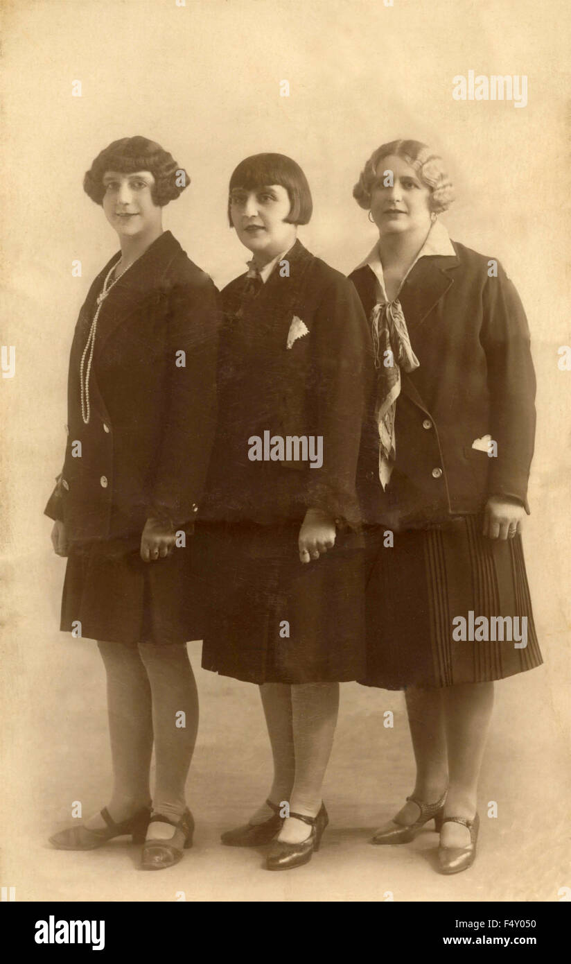 Tre donne vestite in modo simile, Francia Foto Stock