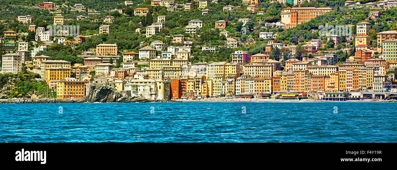 Camogli è un villaggio di pescatori con una pittoresca architettura sulla costa ligure vicino a Genova, grande attrazione turistica in estate Foto Stock