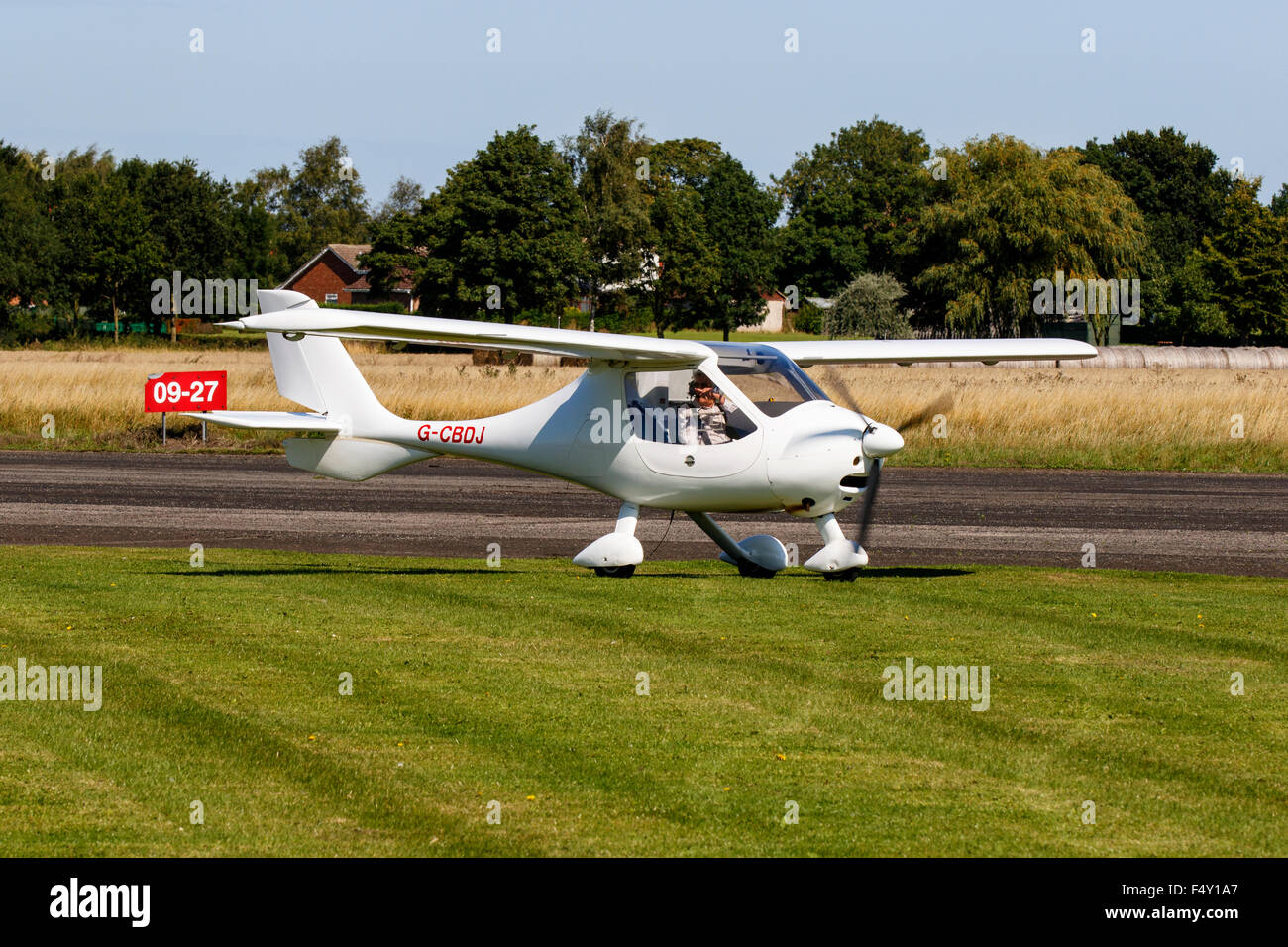 Flight Design CT2k G-CBDJ in rullaggio a Sturgate Airfield Foto Stock