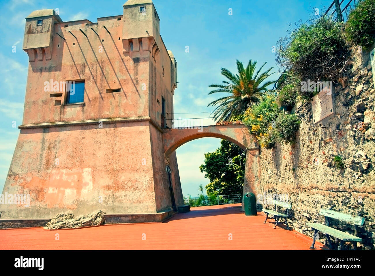Torre Gropallo a Genova Nervi, Italia, costruito nel XVI secolo come torre di avvistamento per i pirati. Foto Stock